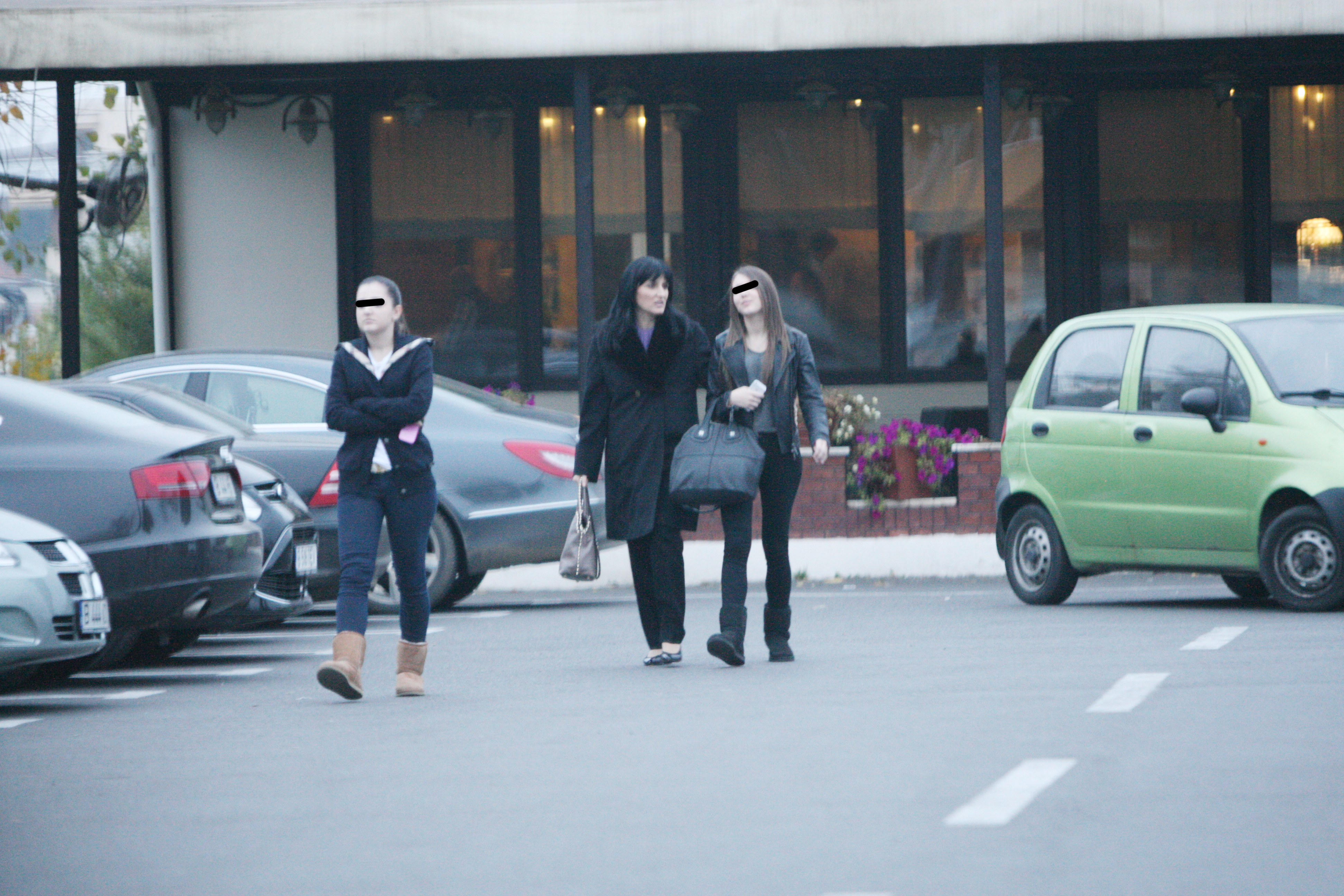 Luminita Becali le-a insotit pe fete la restaurant