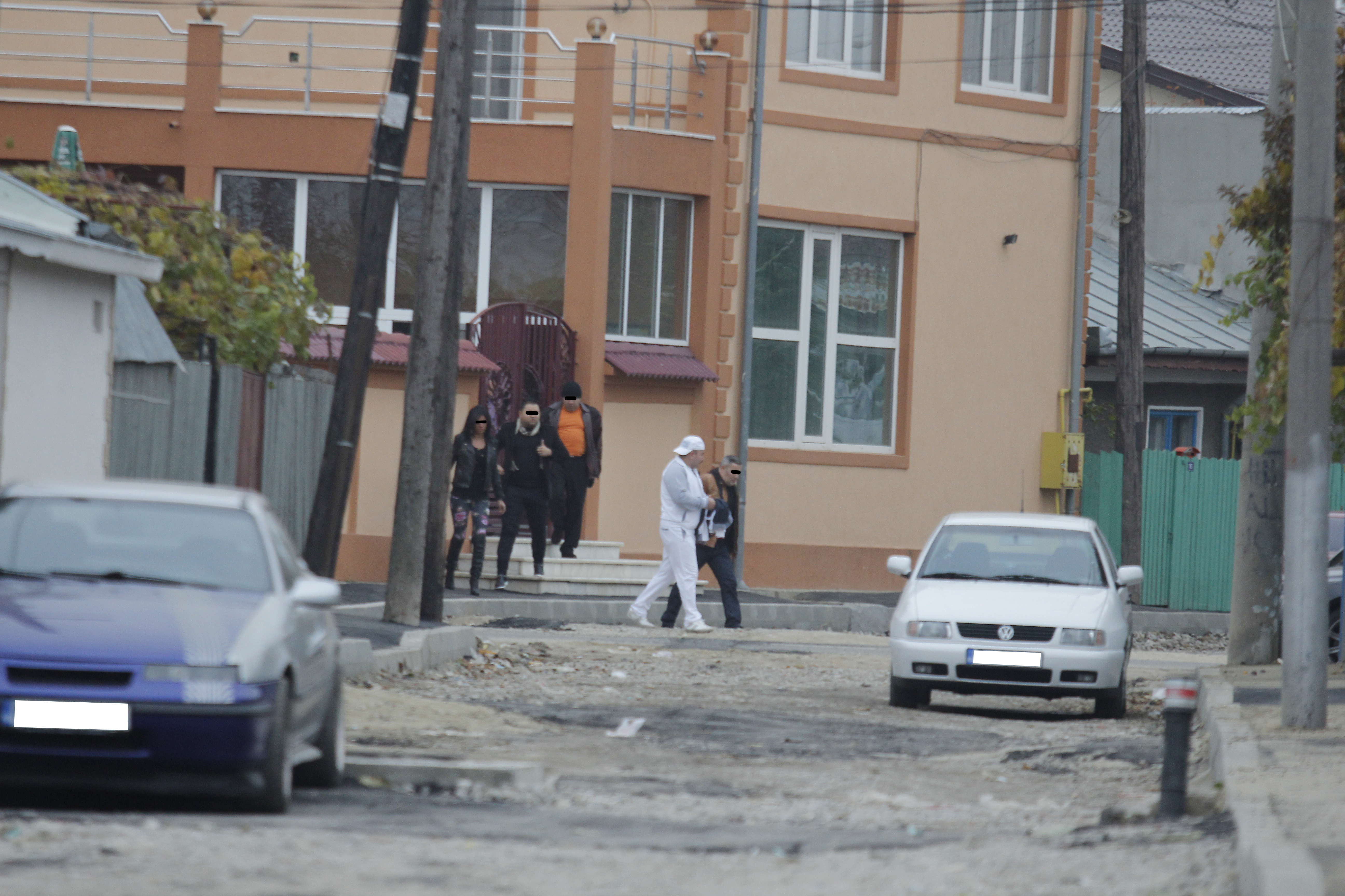 Ion Balint este urmat de ceilalti participanti la intalnire