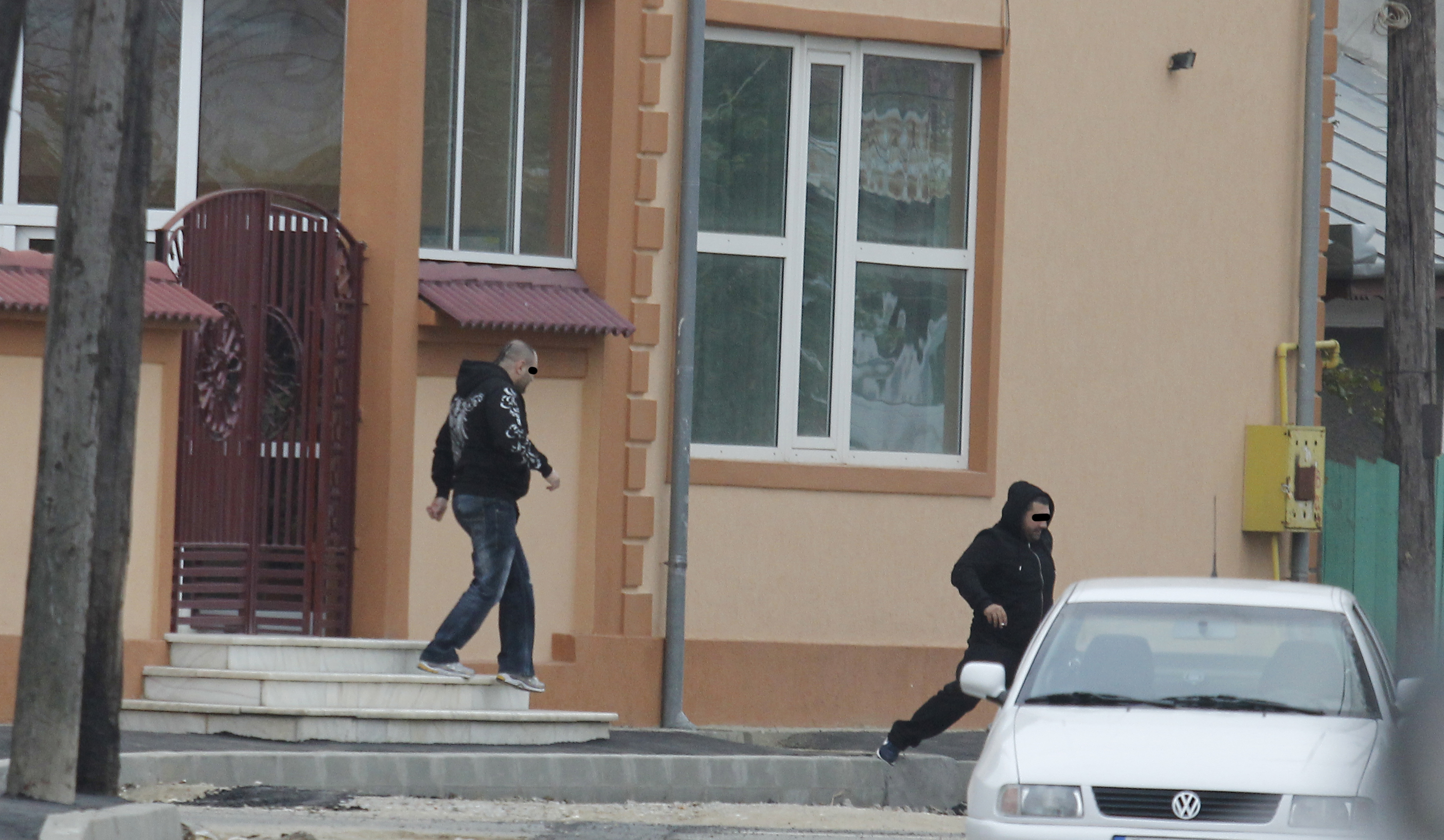 Unii dintre participantii la intalnire au plecat mai devreme