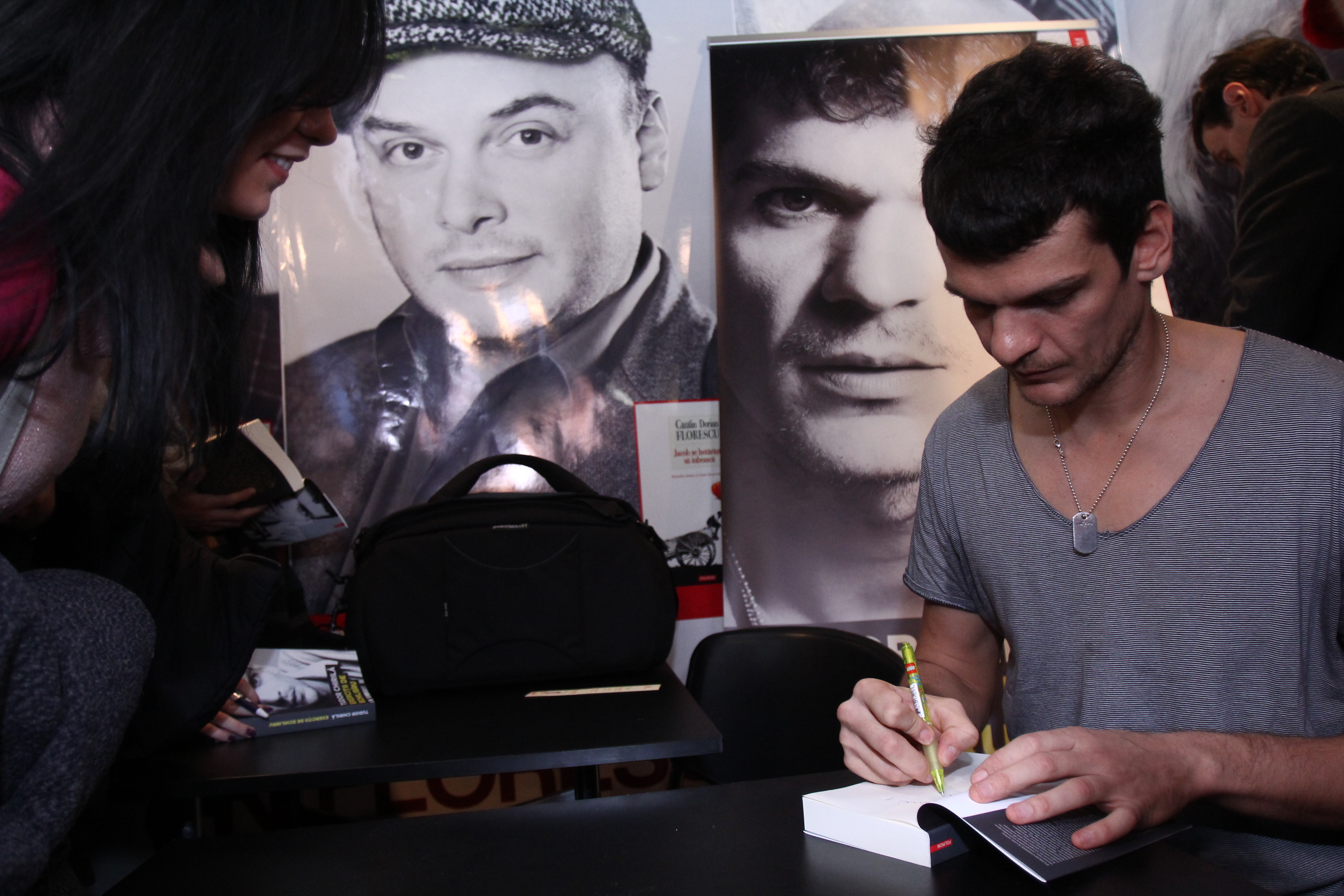 Artistul a fost asaltat de admiratoare, care au cerut sa le semneze pe carte