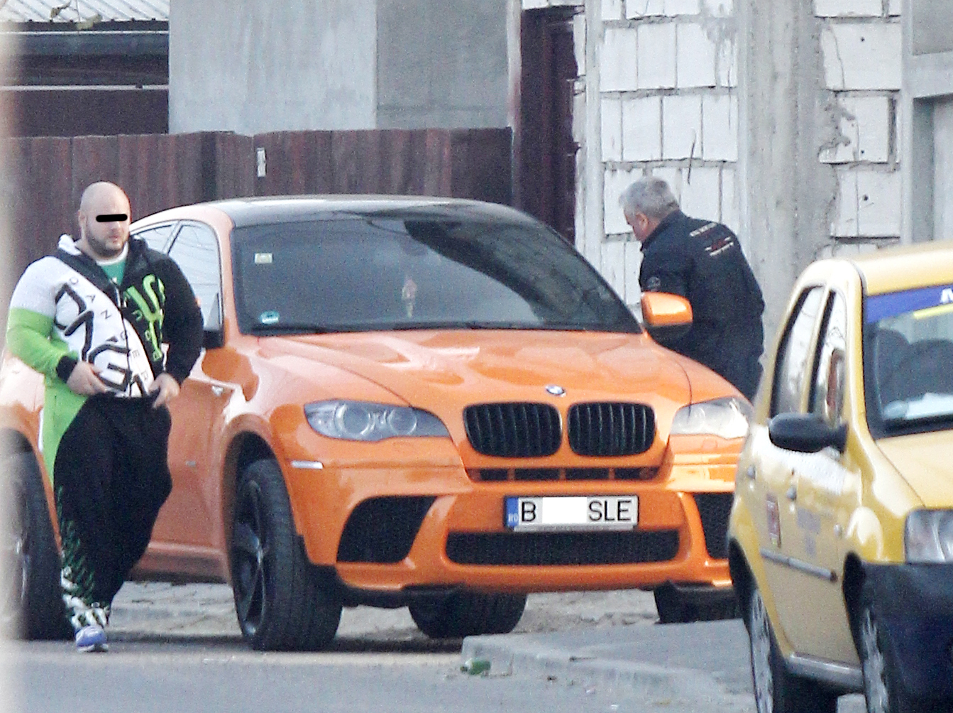 Muschiulosul cu care a venit Sile Camataru la intalnire nu l-a scapat din ochi pe acesta