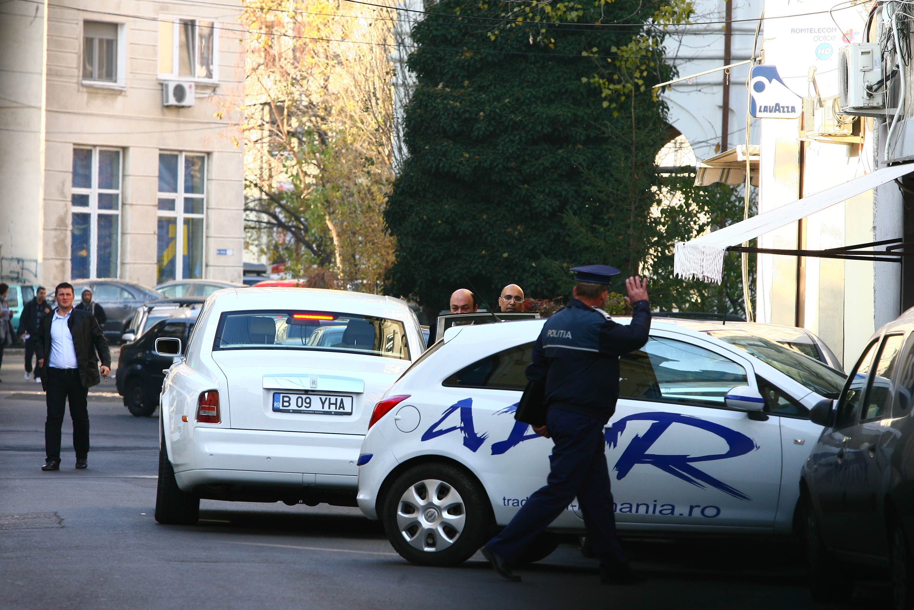 Recunoscut, un om al legii il saluta cu respect pe Yasshar Hassan Abbas Helmy