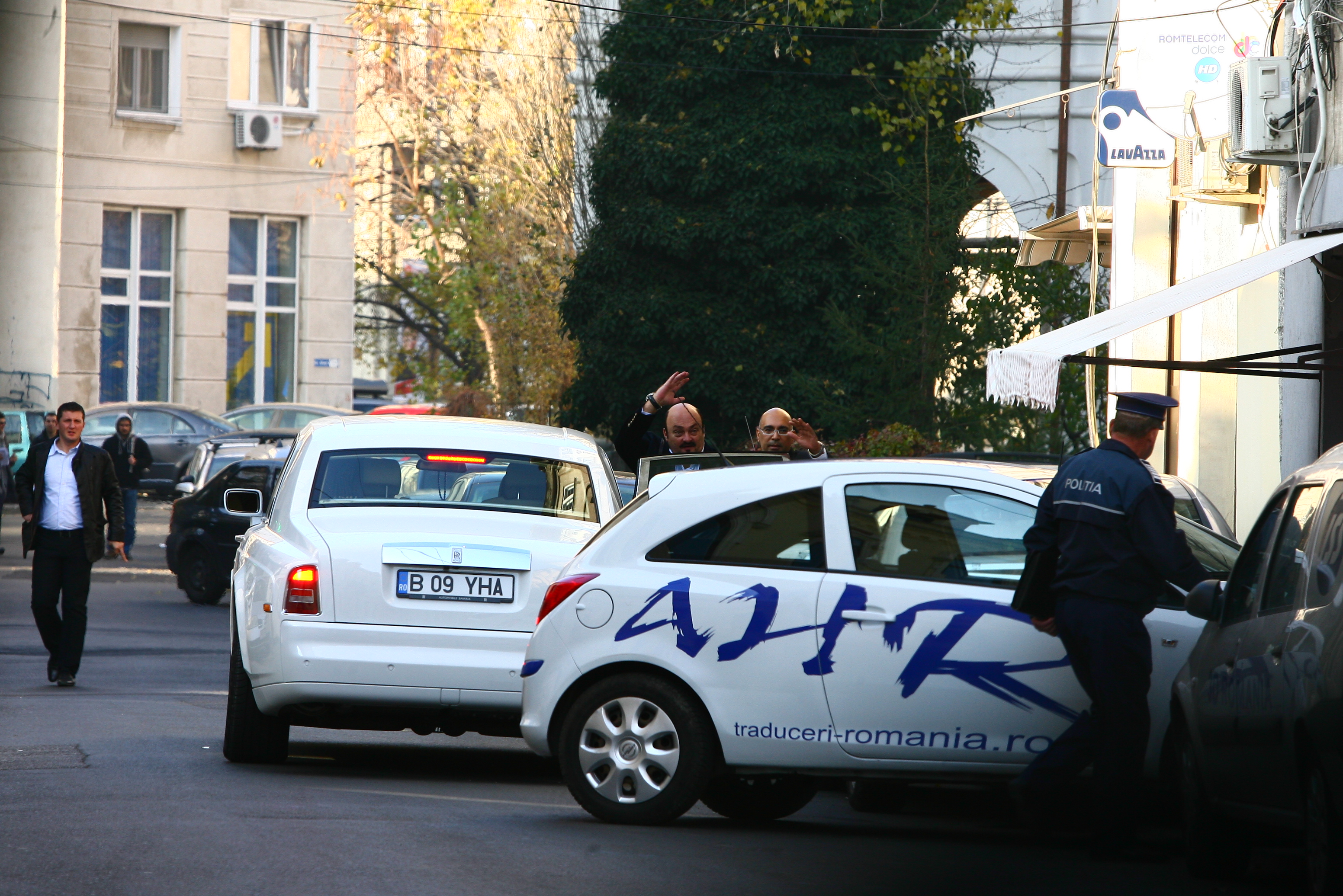 Omul de afaceri raspunde politicos la salutul politistului