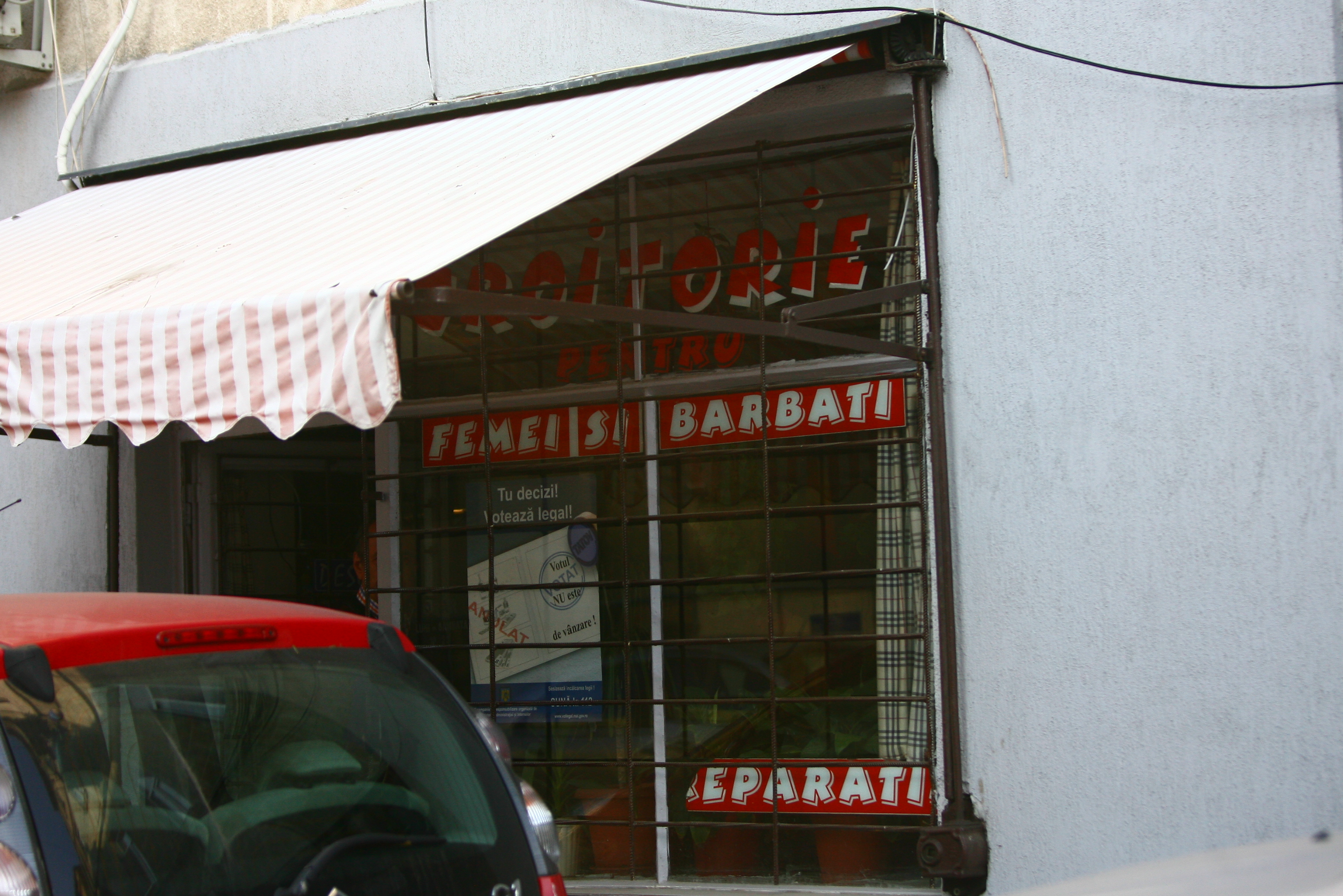 Desi are milioane de euro in cont, Hassan a ales sa-si faca haine la o croitorie obscura