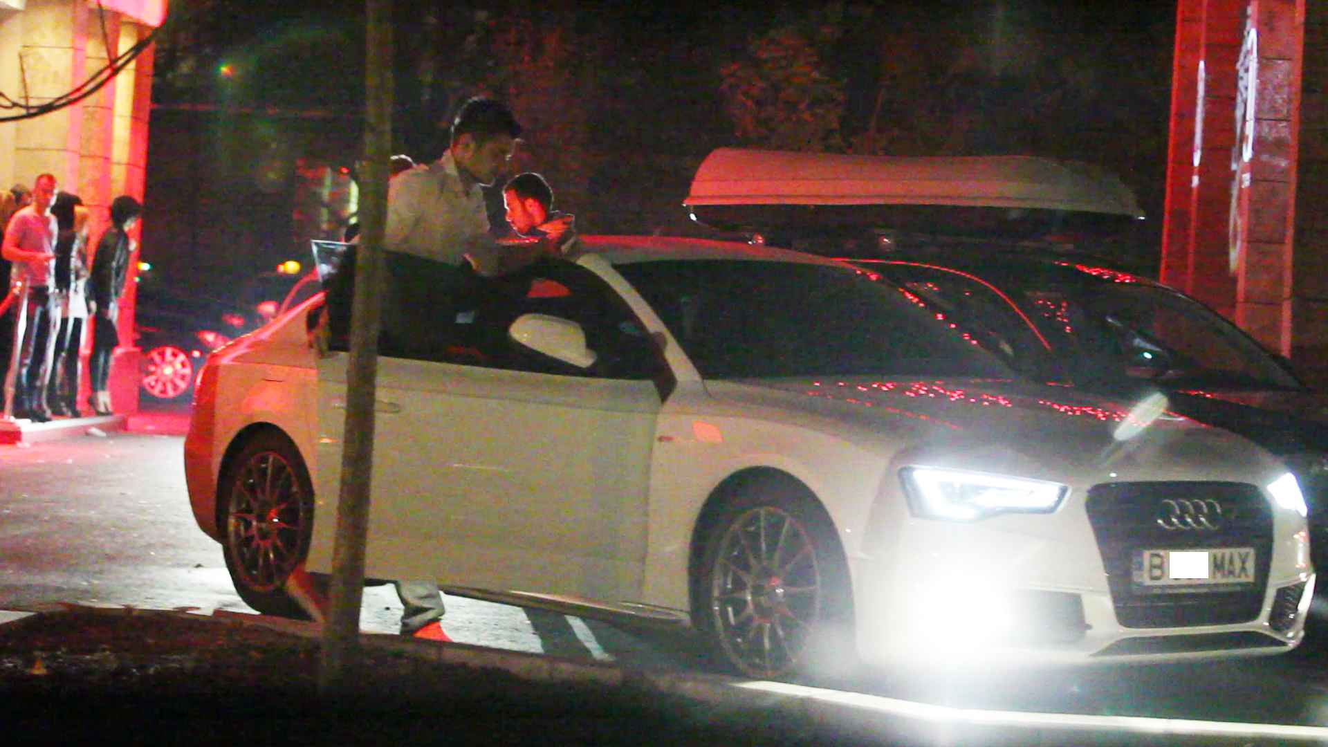 Maxim urca in masina