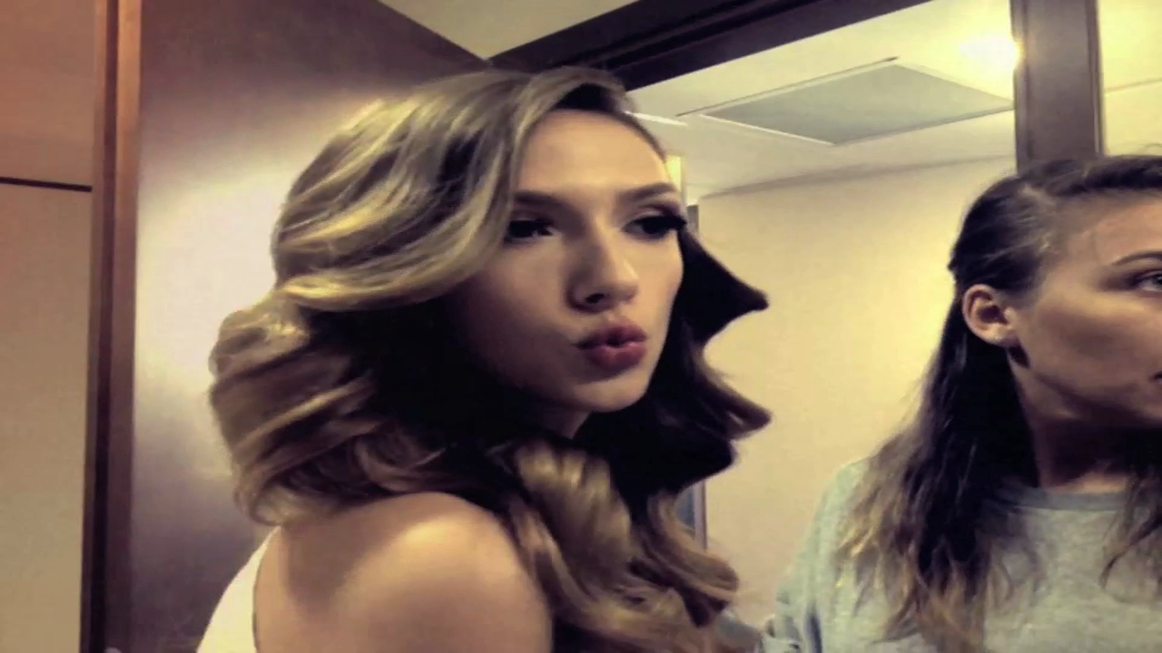 -a mai implinit un vis al barbatilor! In sfarsit, Adela Popescu a pozat sexy! Primele imagini VIDEO cu roscata aproape goala in asternuturi!