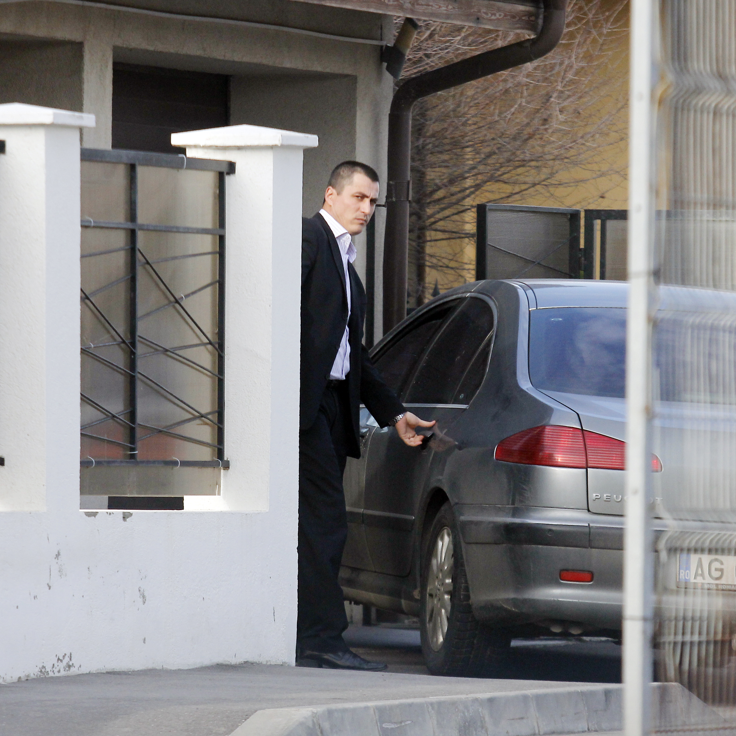 Cioaca s-a oprit la o vila dintr-un cartier rezidential inainte de a pleca spre Pitesti