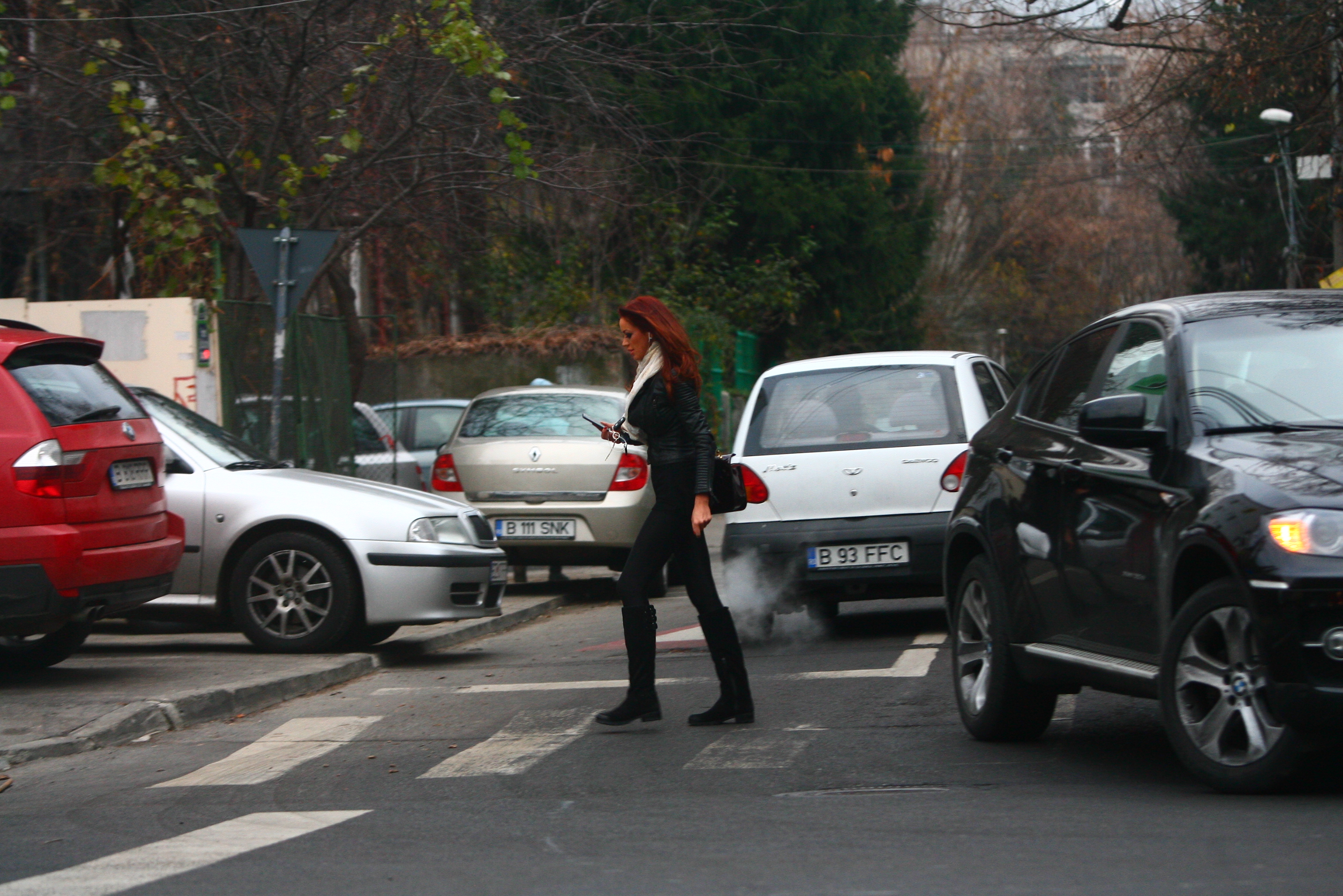 Bianca si-a intensificat nuanta de roscat a parului devenind o pata de culoare in peisajul cenusiu al Capitalei