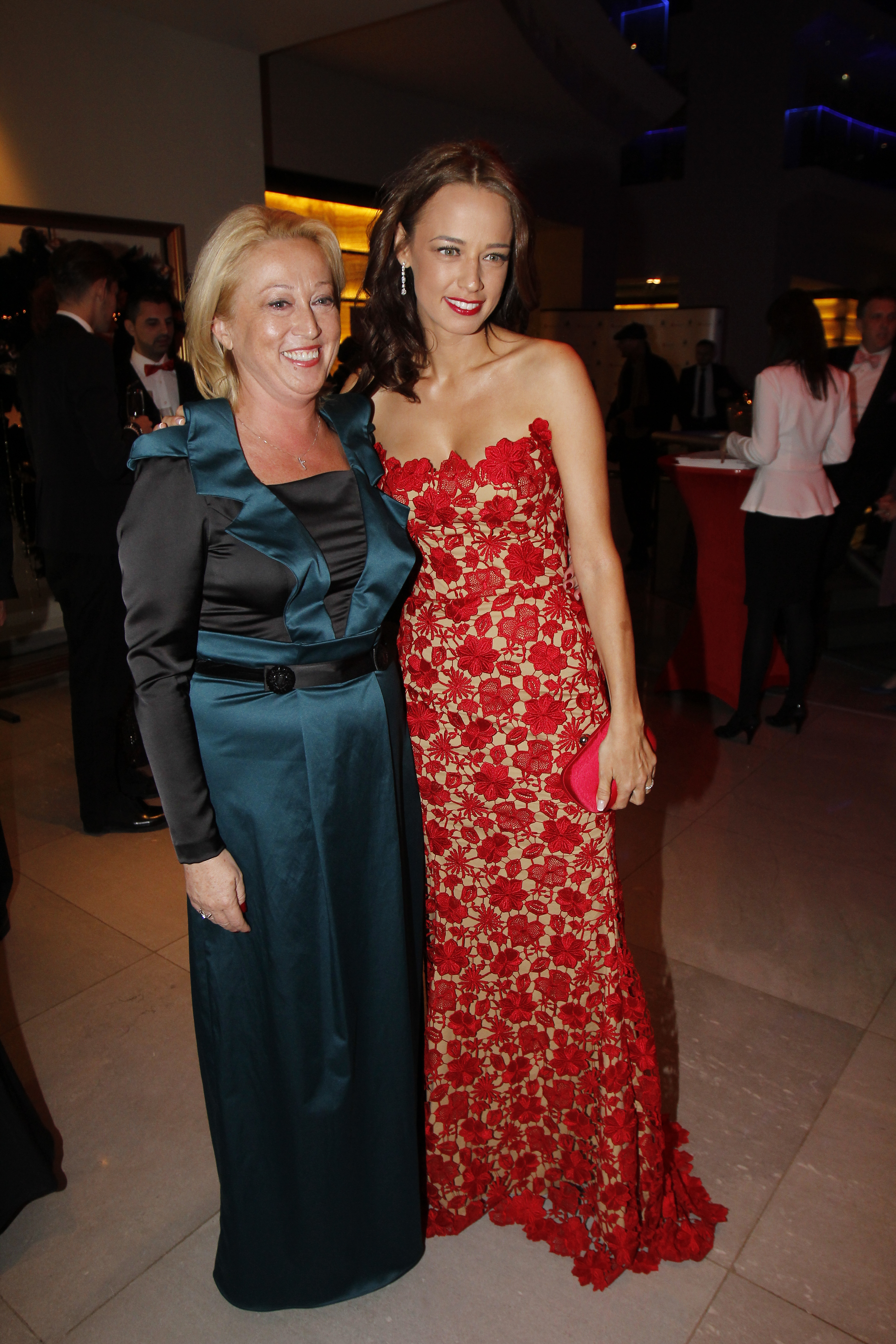 Andreea Raicu a evitat sa-si etaleze bijuteria, tinand in mana stanga poseta sa