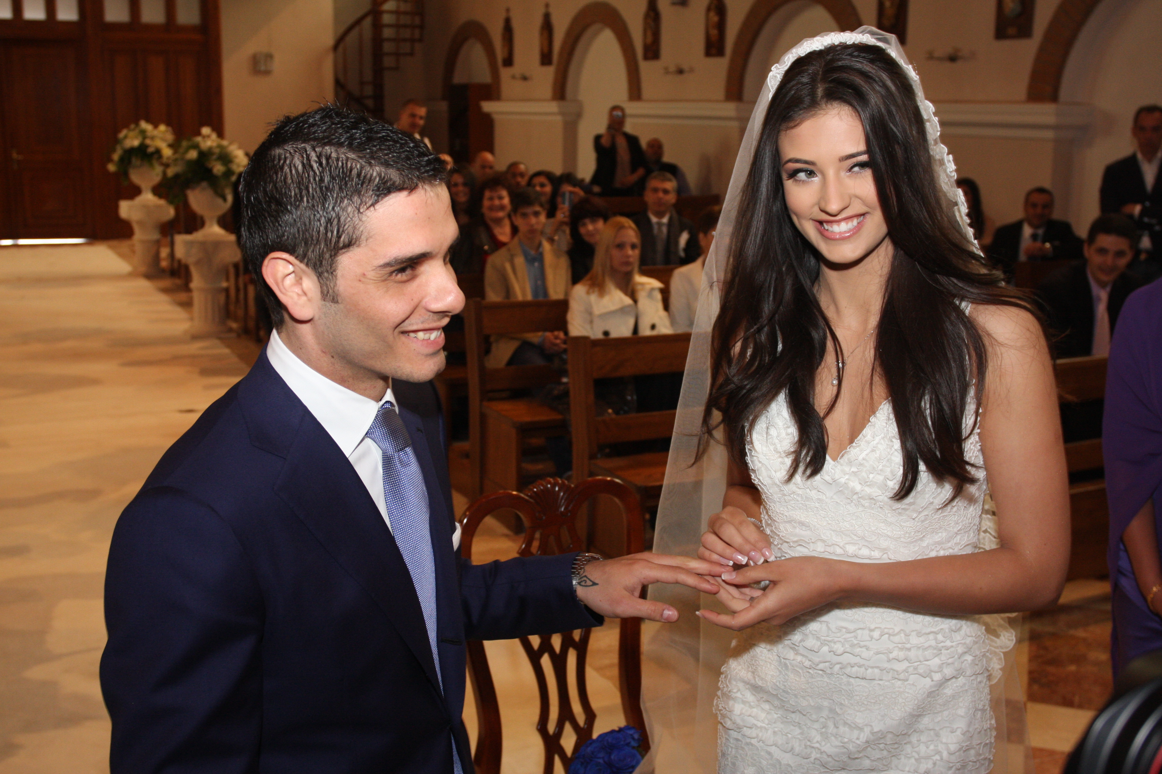 Desi in vara lui 2011 si-au jurat credinta vesnica in fata lui Dumnezeu, la scurt timp dupa nunta, Antonia si Vincenzo au lasat problemele sa le distruga casnicia