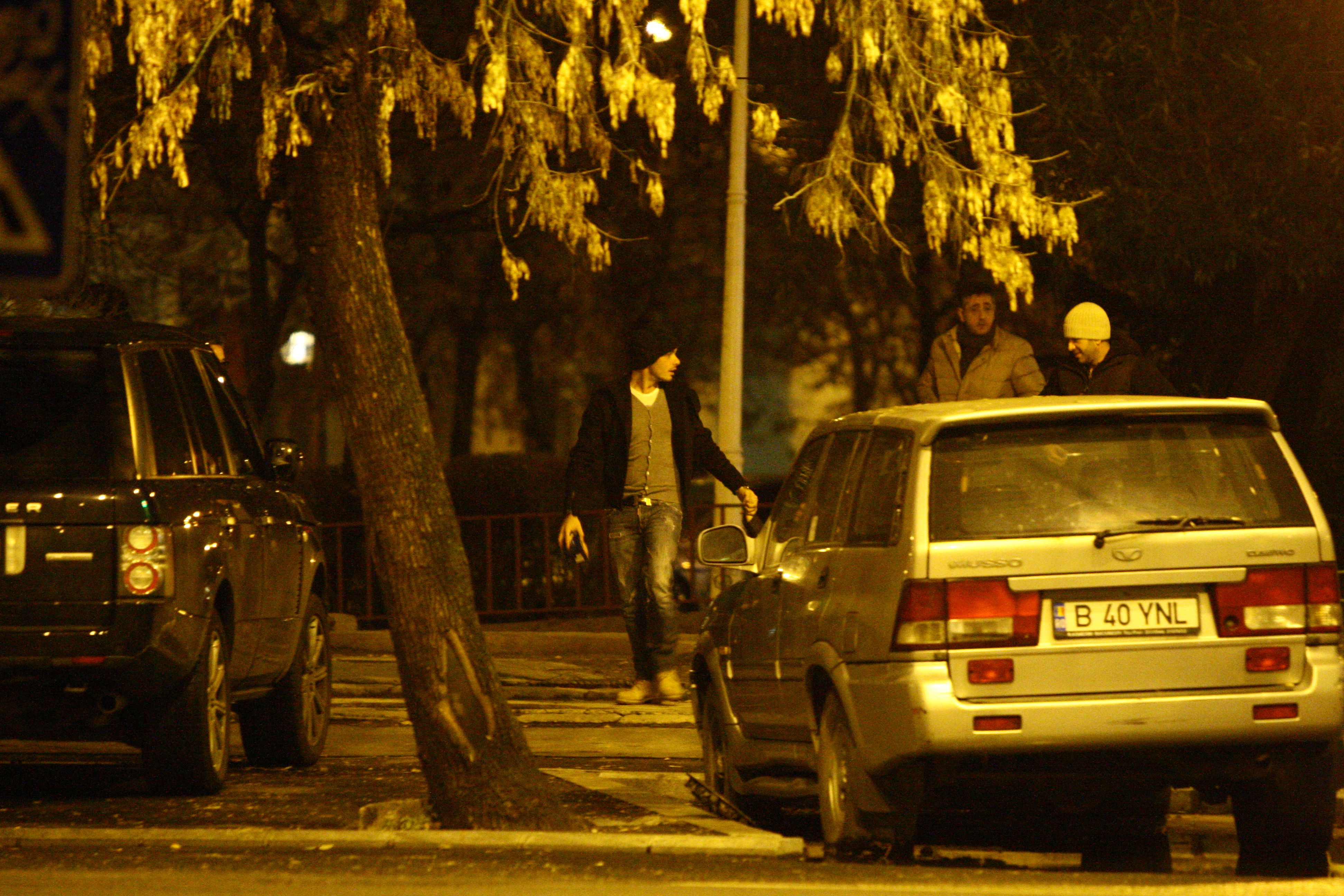 Aseara, Vincenzo a iesit din restaurant tinandu-si fiica de mana