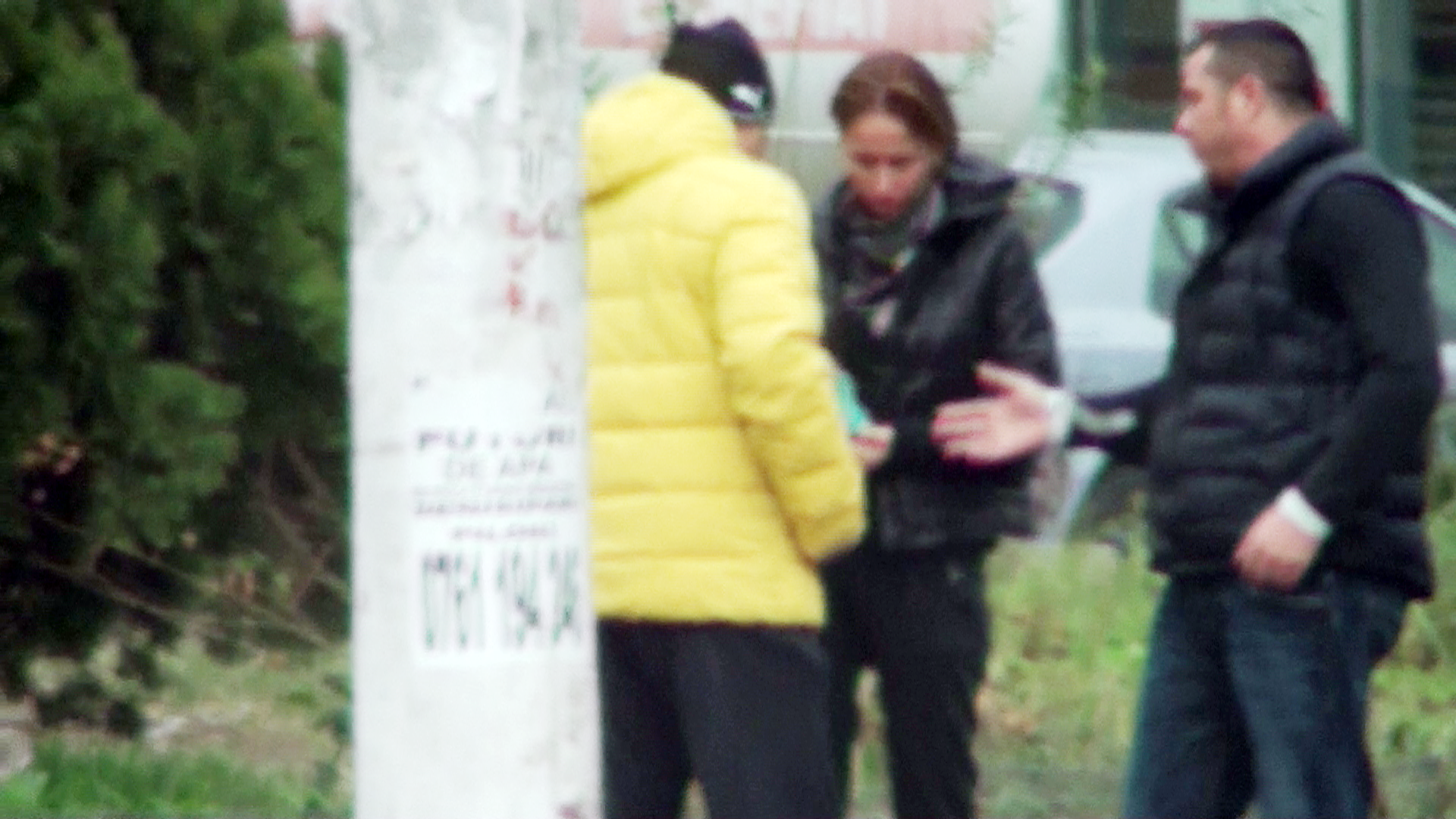 Barbatul se uita in punguta