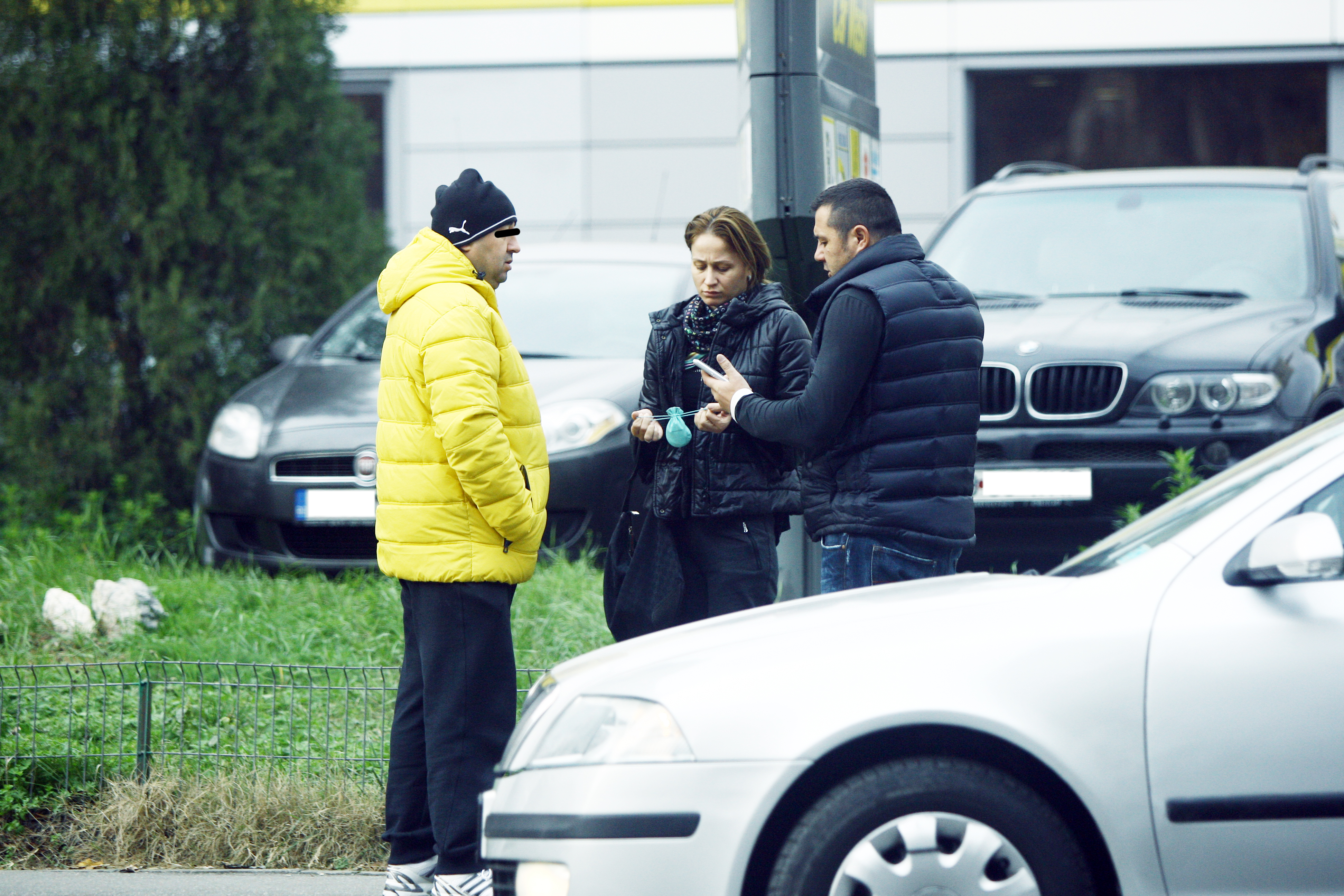 Barbatul nu a fost interesat de ce i-a arata femeia, iar iubita lui Sabin Ilie inchide punguta de bijuterii