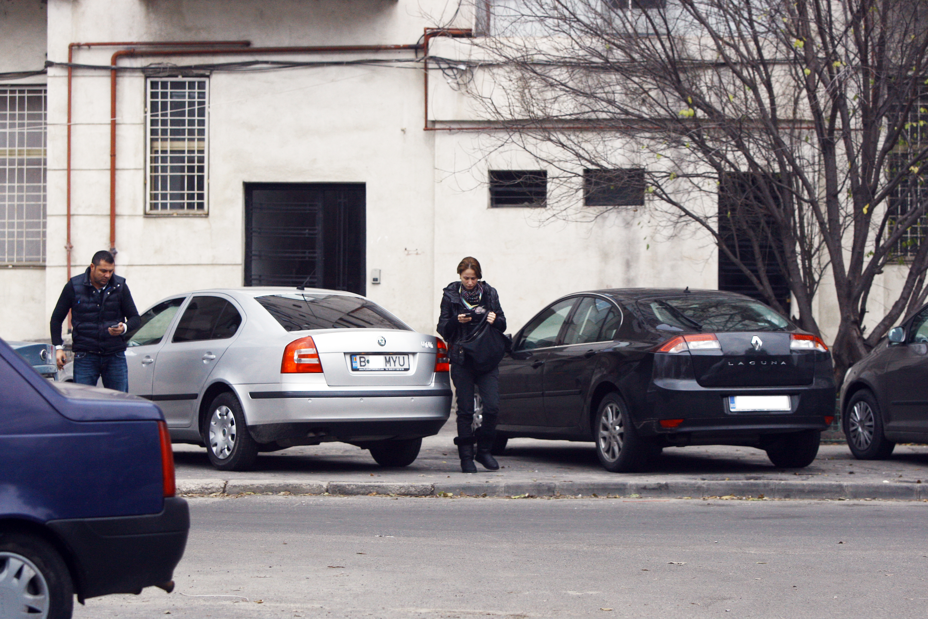 Ingandurati, cei doi se indreapta catre masina