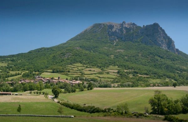 Byugarash, Franţa - este celebrul loc din Europa la poalele caruia in ultimul timp se aduna tot mai multi oameni ce cred ca aici pot scapa de judecata de apoi. Potrivit geologilor, in urma unei explozii muntele s a intors cu varjul in jos. Se crede ca sub el traiesc extrateresti iar acestia ii vor salva pe cei care sunt in apropierea muntelui sacru