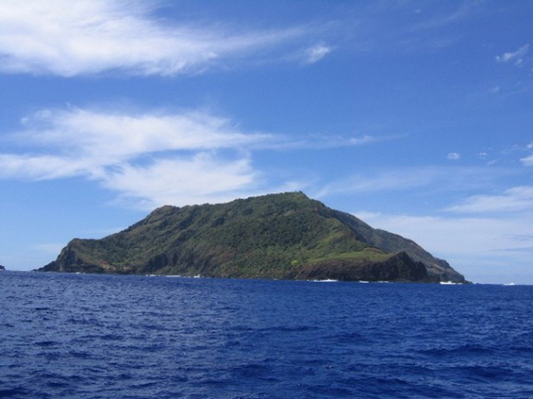 Insula Pitcairn - este o insula extrem de izolata si foarte greu accesibila. Solul este foarte fertil, iar hrana creste foarte usor. Populatia este de aproximativ 50 de persoane foarte prietenoase.