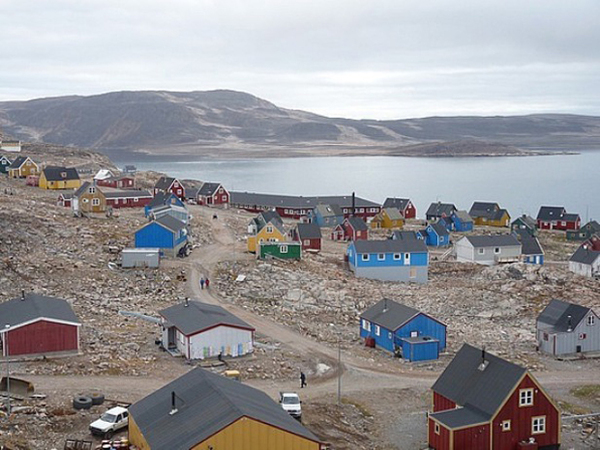 Illokkortoormiut, Groenlanda - Un loc de asemenea izolat, care nu depinde de combustibilii fosili. rincipala activitate a celor 500 de locuitori este vanatoarea.