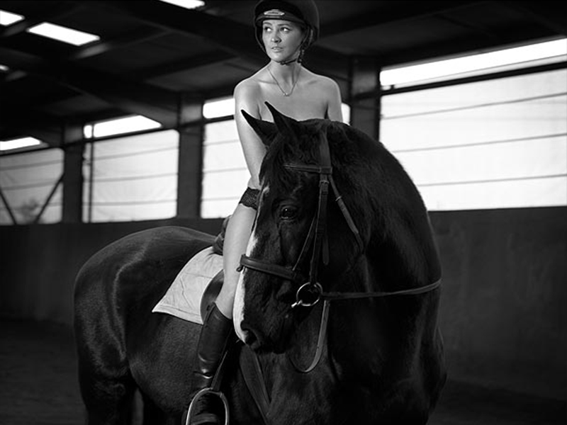 Cel mai fierbinte calendar ecvestru, realizat de studente! S-au dezbrăcat complet şi s-au urcat în şa!