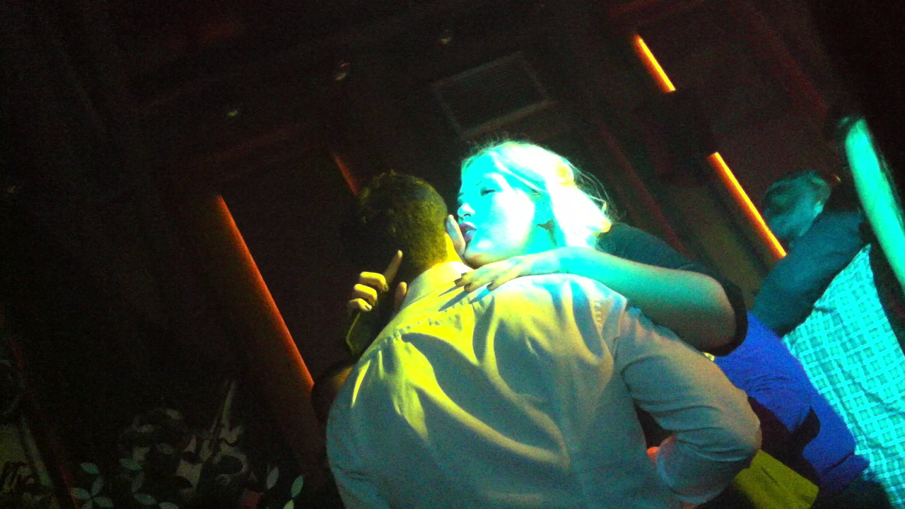 Nu reuseste si aproape isi lipeste buzele de lobul urechii acestuia