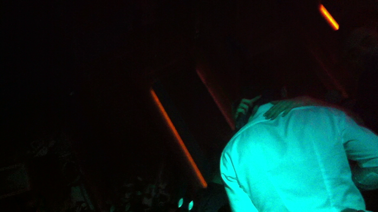 Daca tot nu reuseste sa sa faca auzita, blonda il priveste pe Cristea fix in ochi, dorindu-si sa se faca remarcata