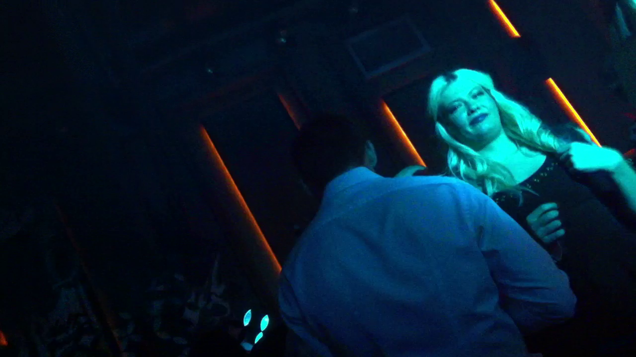 Intr-un final, fata se desprinde de gatul fotbalistului si pleaca triumfatoare de langa el