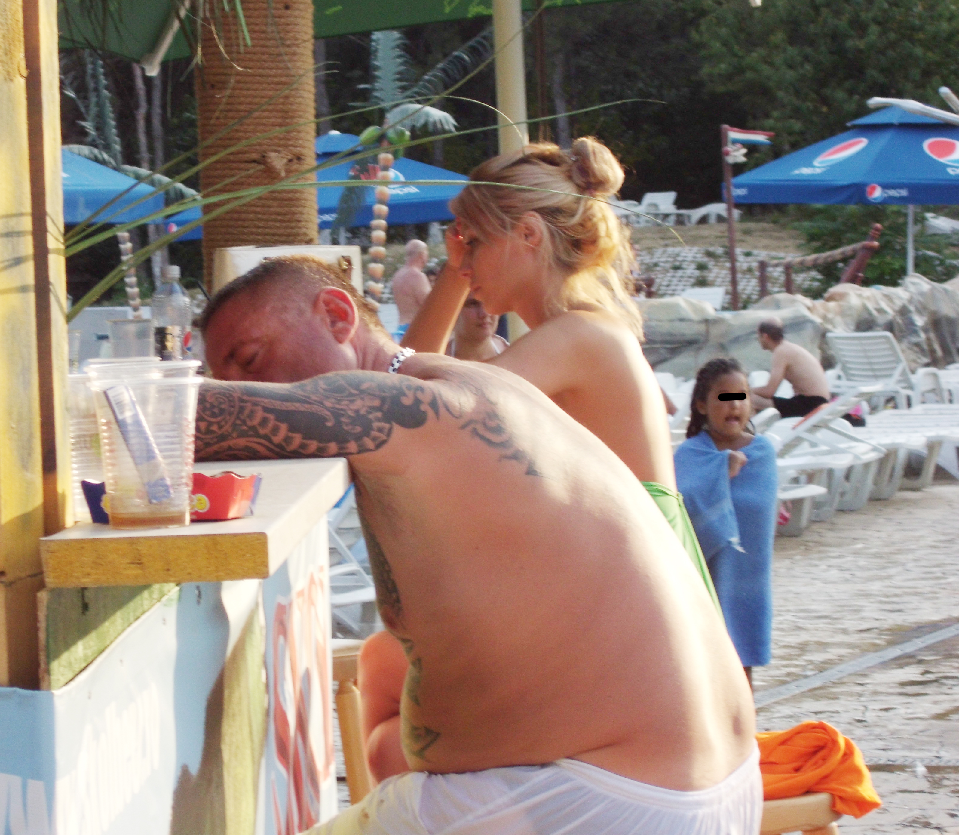 Dupa ce a dat gata mai multe pahare, Maharu a adormit langa Sensuala