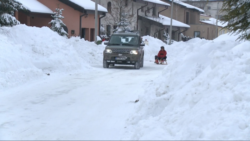 Locuitorii din Corbeanca au iesit pe la porti sa-l vada pe milionar