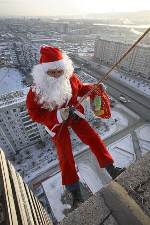 Vrei să-ţi convingi copiii că Moş Crăciun există? Poţi să închiriezi unul care să-ţi intre pe geam! Află cât costă!