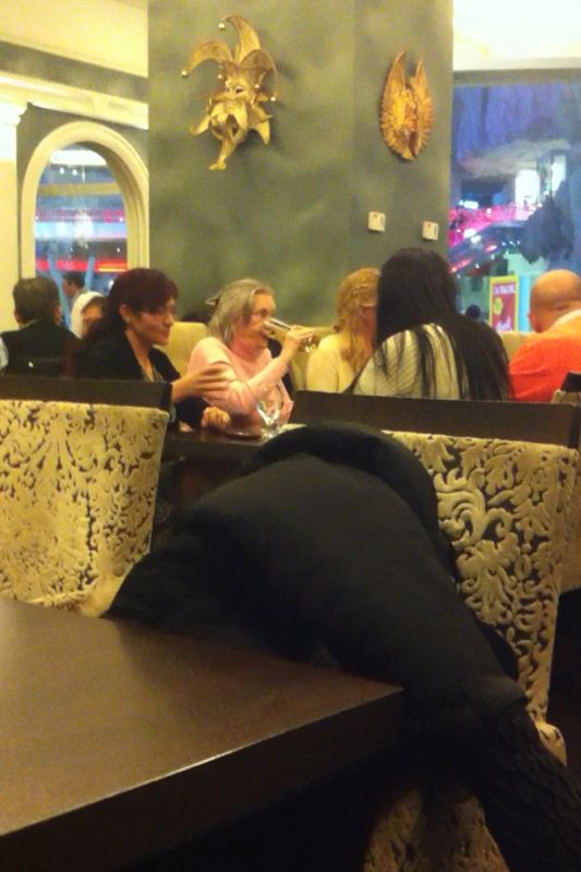 BREAKING NEWS Mama Zina a fugit din azil să bea o bere! A ţinut morţiş să se răsfeţe cu o masă copioasă!