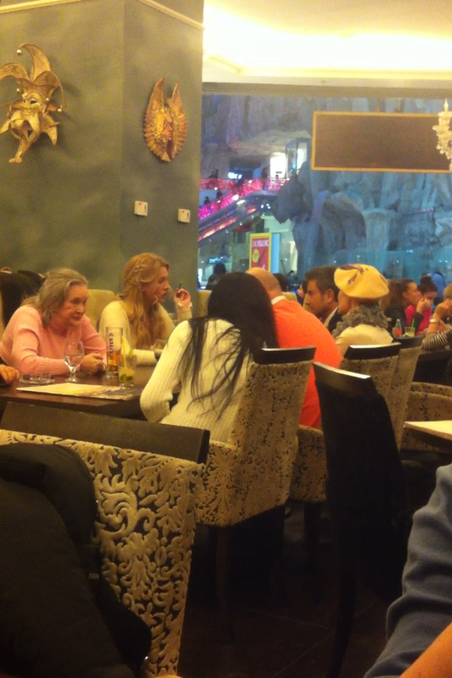 BREAKING NEWS Mama Zina a fugit din azil să bea o bere! A ţinut morţiş să se răsfeţe cu o masă copioasă!