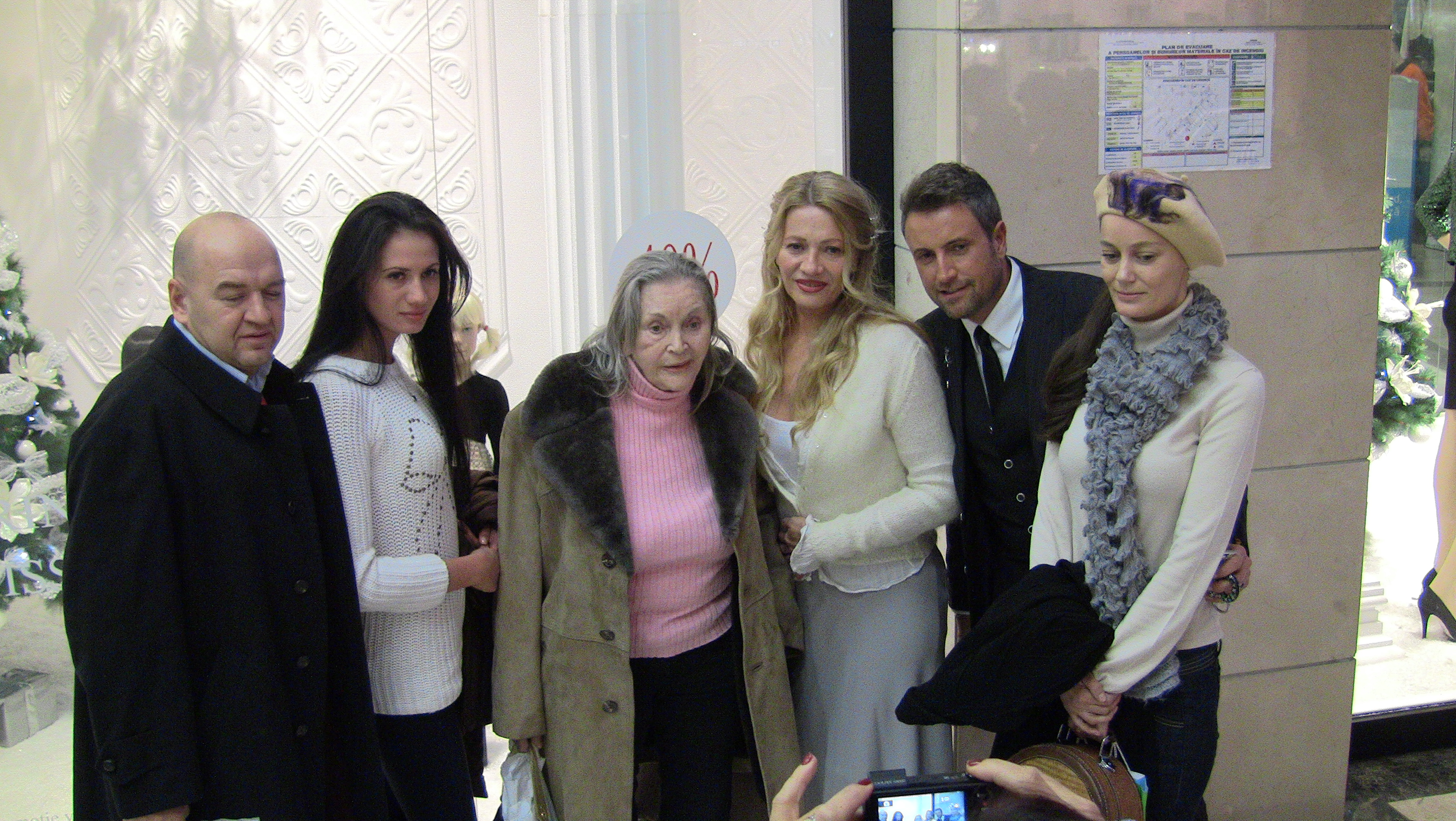 BREAKING NEWS Mama Zina a fugit din azil să bea o bere! A ţinut morţiş să se răsfeţe cu o masă copioasă!