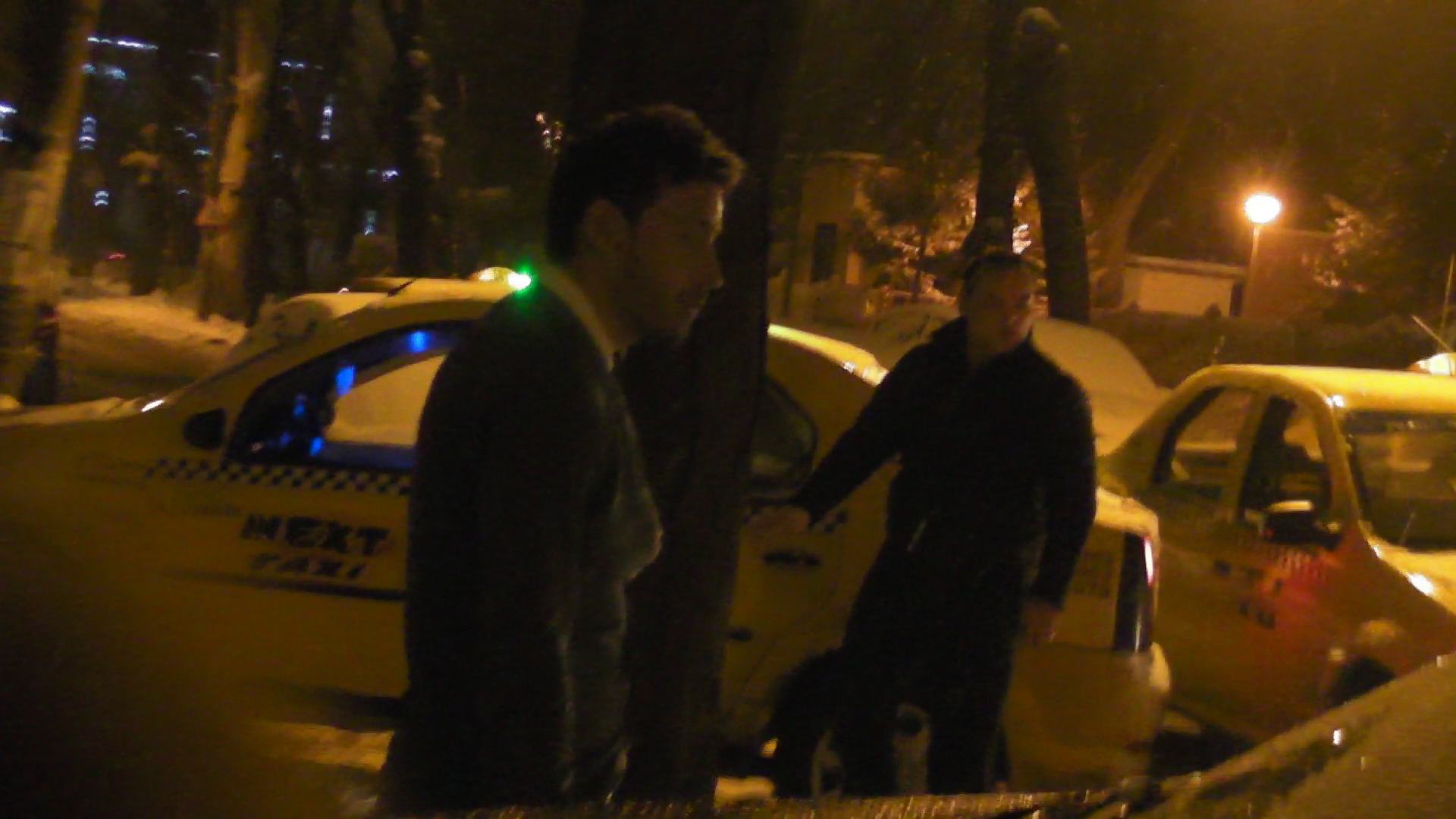 Afara, cat timp prietenul lui a deszapezit masina, Cristea s-a clatinat ca trestia in vant