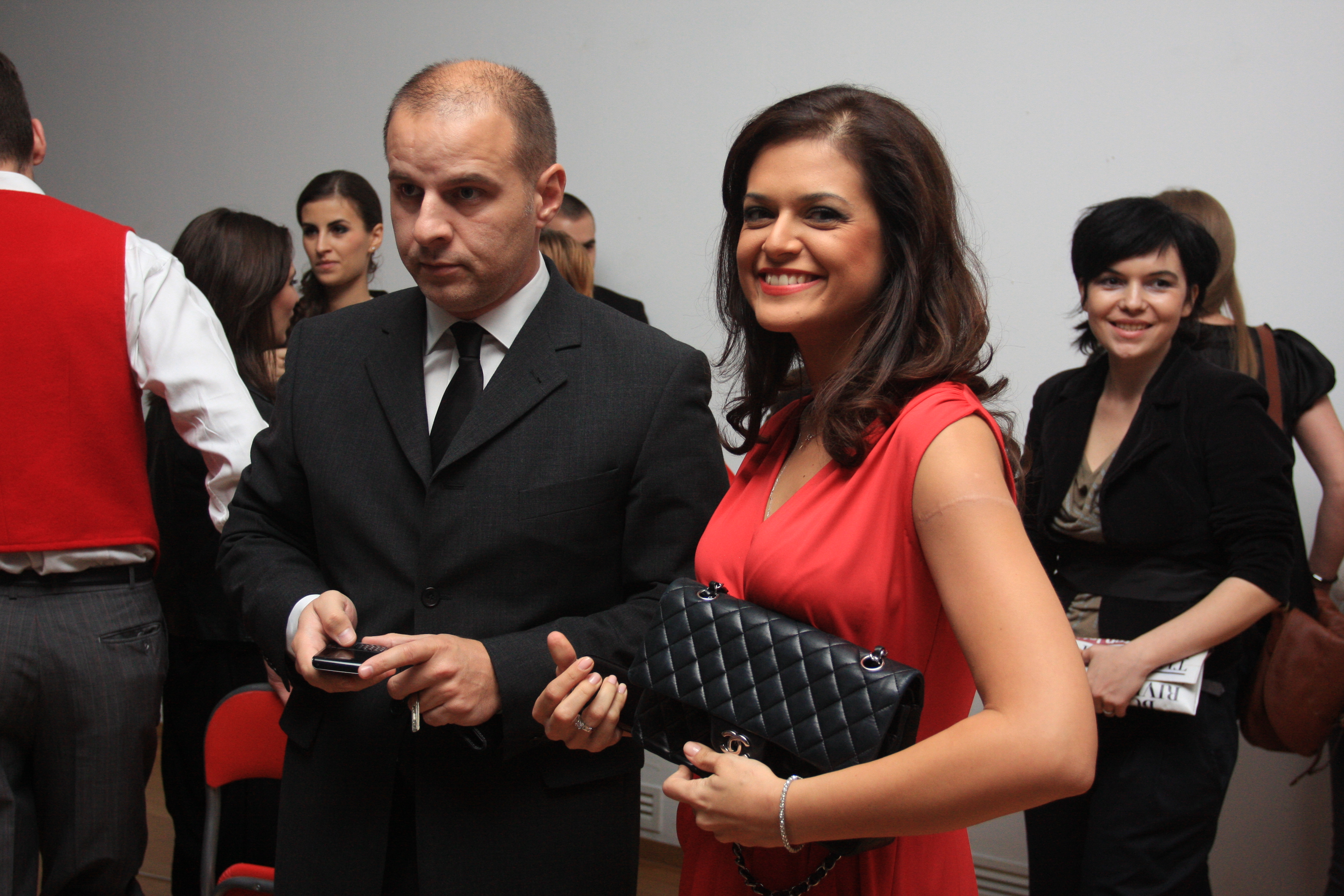 Desi Tibi Irimia spera sa o convinga pe Ralcua sa faca cu el Craciunul, stirista si-a facut deja planuri cu prietenele ei