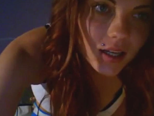 Cea mai bună metodă de hipnoză! Specialiştii ar trebui să o vadă pe roşcată asta cum dă din fund şi poate ameţi pe oricine!