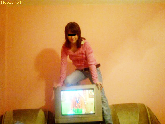 Fata esti frumoasa, dar cam...aranjata!