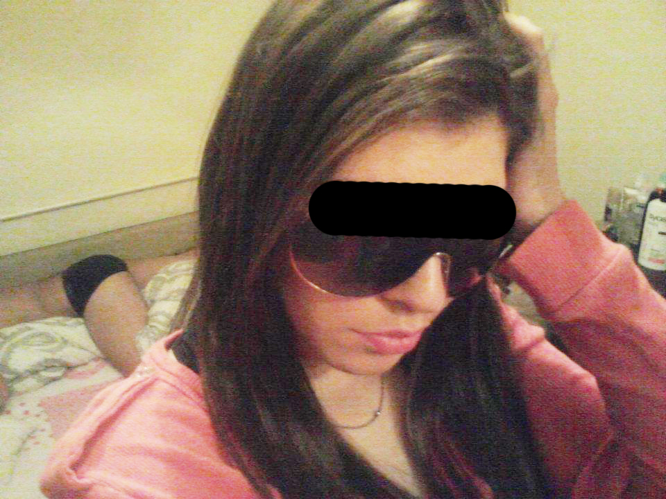 Fata esti frumoasa, dar cam...aranjata!