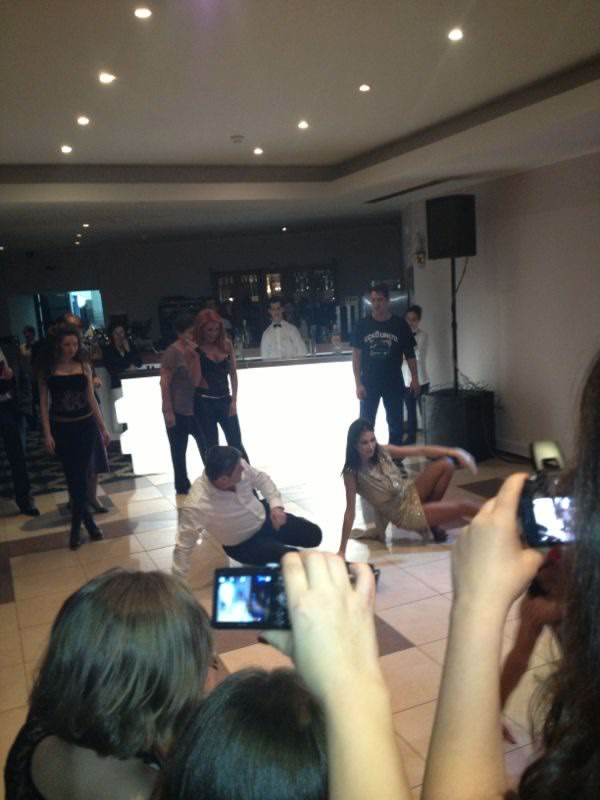 Luciu face un show exploziv, bruneta avand o coregrafie incitanta, mai ceva ca la cabaret