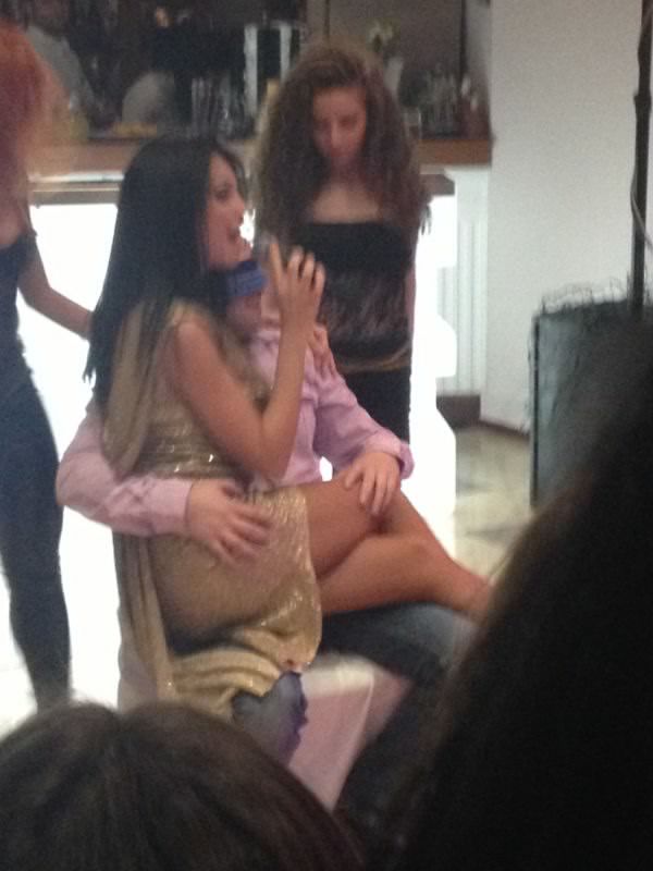 Nicoleta Luciu a dansat provocator, iar la un moment dat s-a asezat in poala unui barbat pe care l-a invitat pe scena