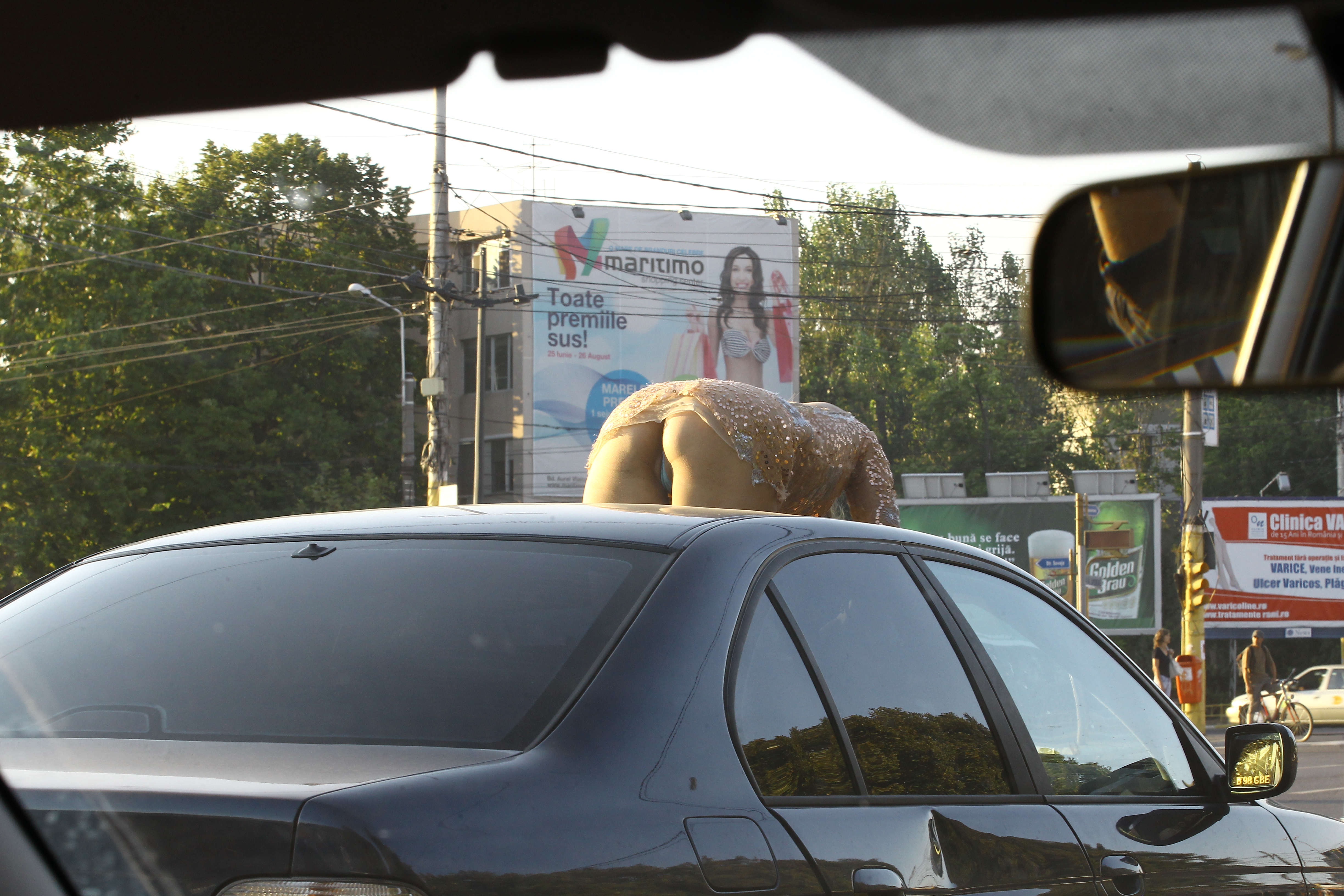 Asta-vara, Alex Piturca a fost protagonistul unui show incredibil, alaturi de blonda cu carea plecat spre hotel, dupa o noapte de pomina petrecuta in club