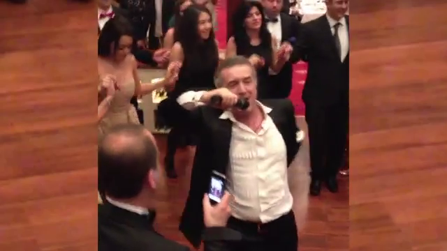 La un moment dat, Becali a luat microfonul si a continuat show-ul