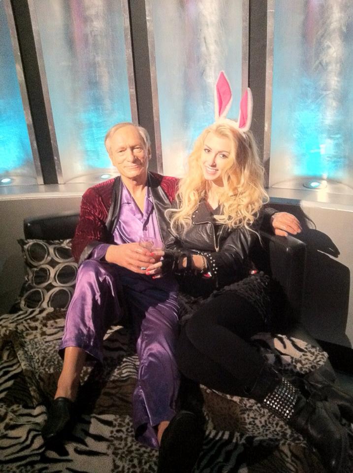 Bălan se simte tare bine în vacanţă! Blondina s-a pozat în braţele lui Hugh Hefner şi s-a comportat ca un iepuraş veritabil!