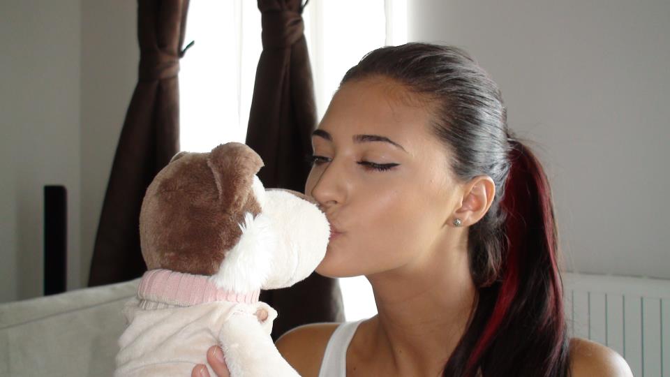 Antonia, pe vremea când era doar o simpla şcolăriţă şi avea câteva kg în plus! N-o sa crezi ce avea în mână deşi avea vreo 17 ani