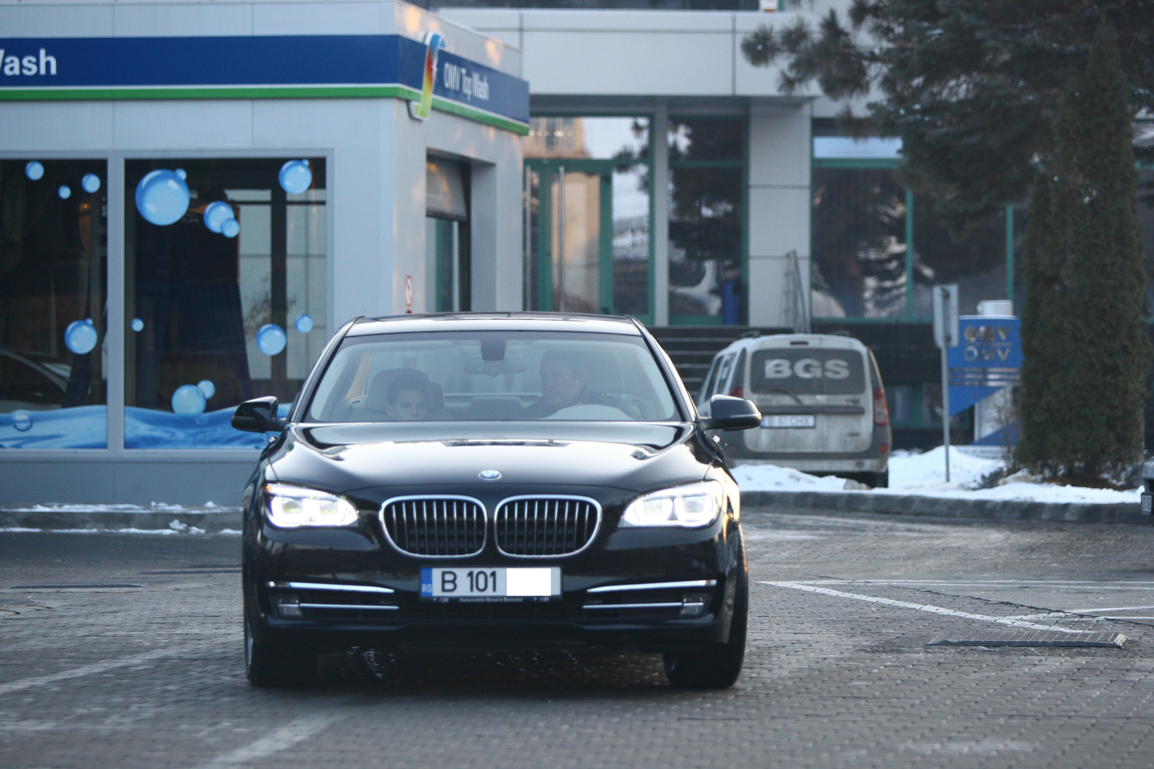 Si Hagi parea extrem de prins in discutia cu fiul sau