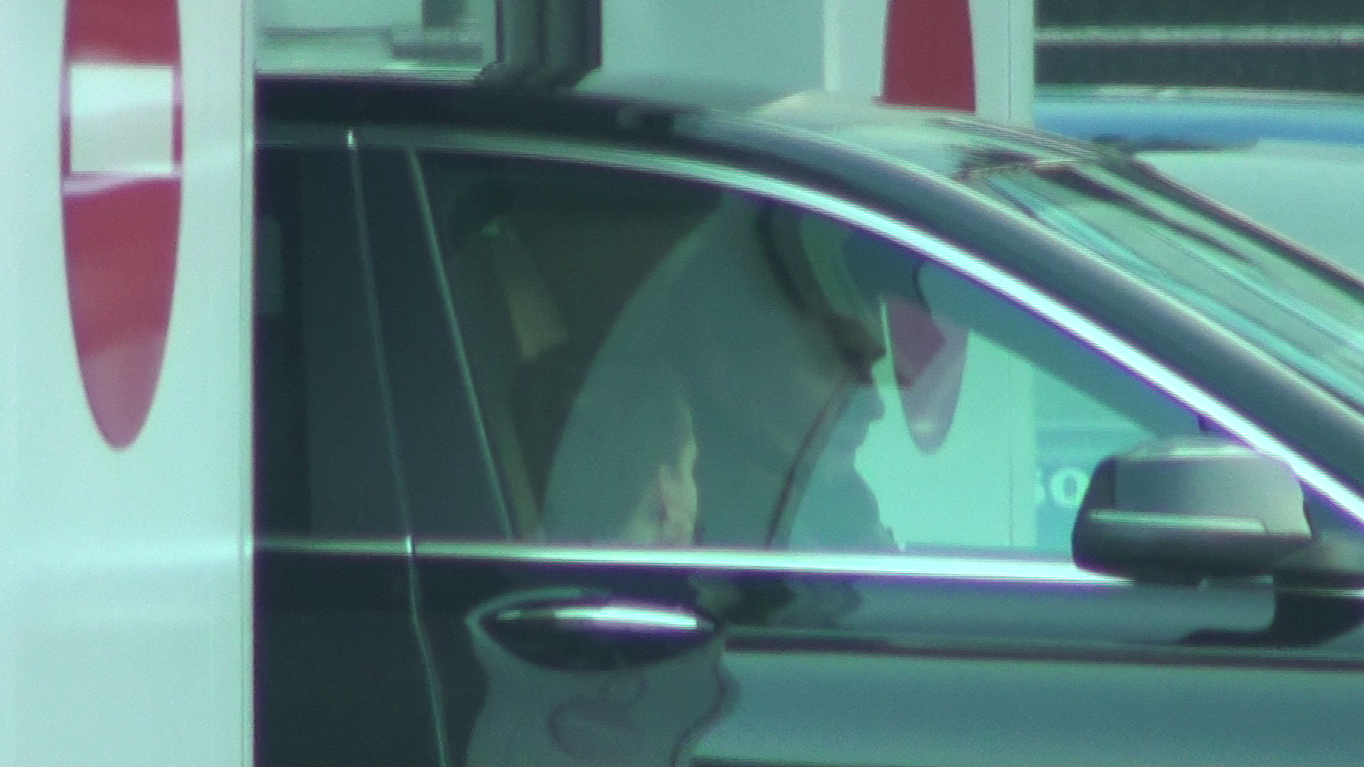 Hagi asculta atent toate intrebarile pe care i le pune Ianis