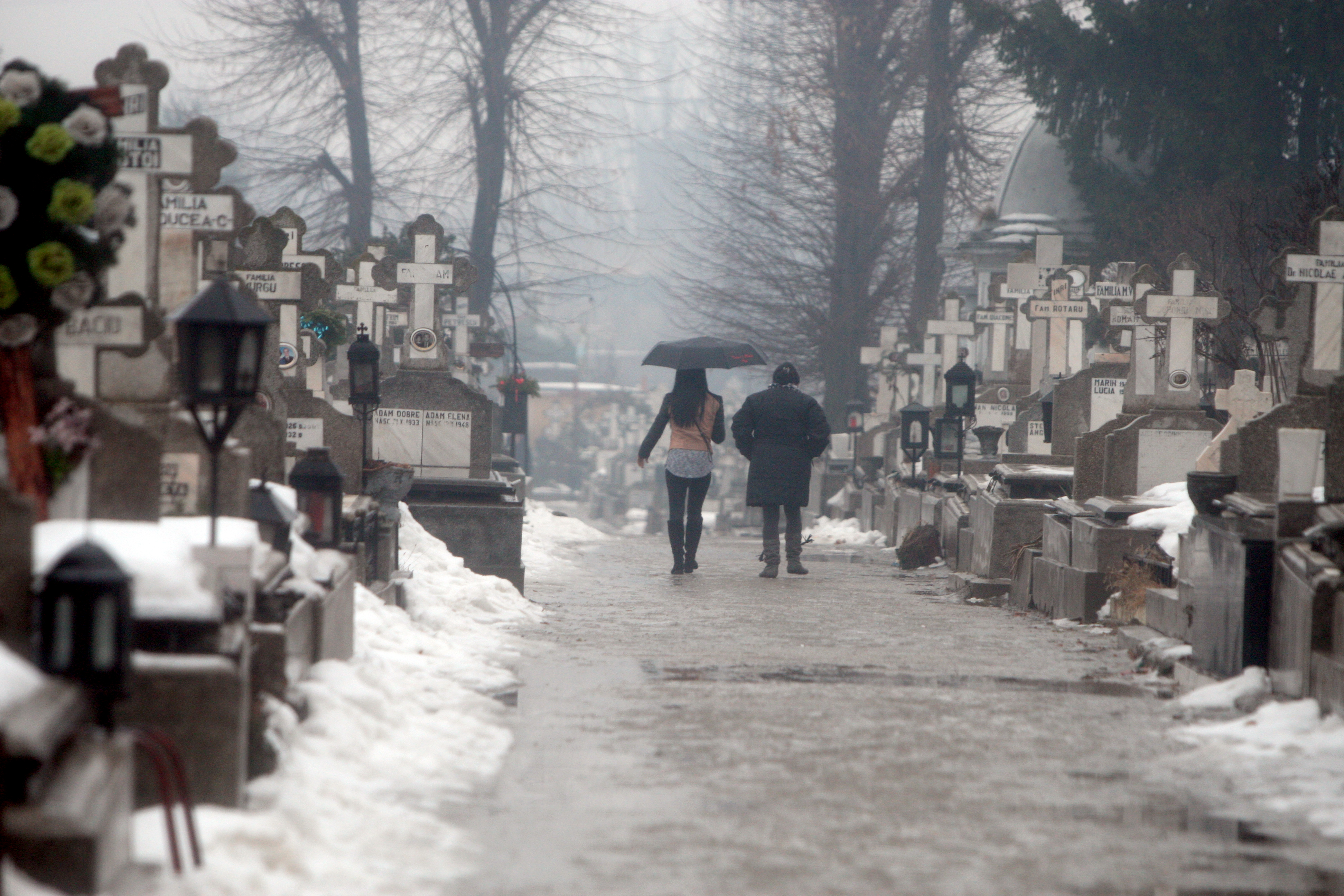 Fosta gimnasta se duce la cimitirul Giulesti Sarbi, unde se roaga la moastele parintelui Ilie Lacatusu