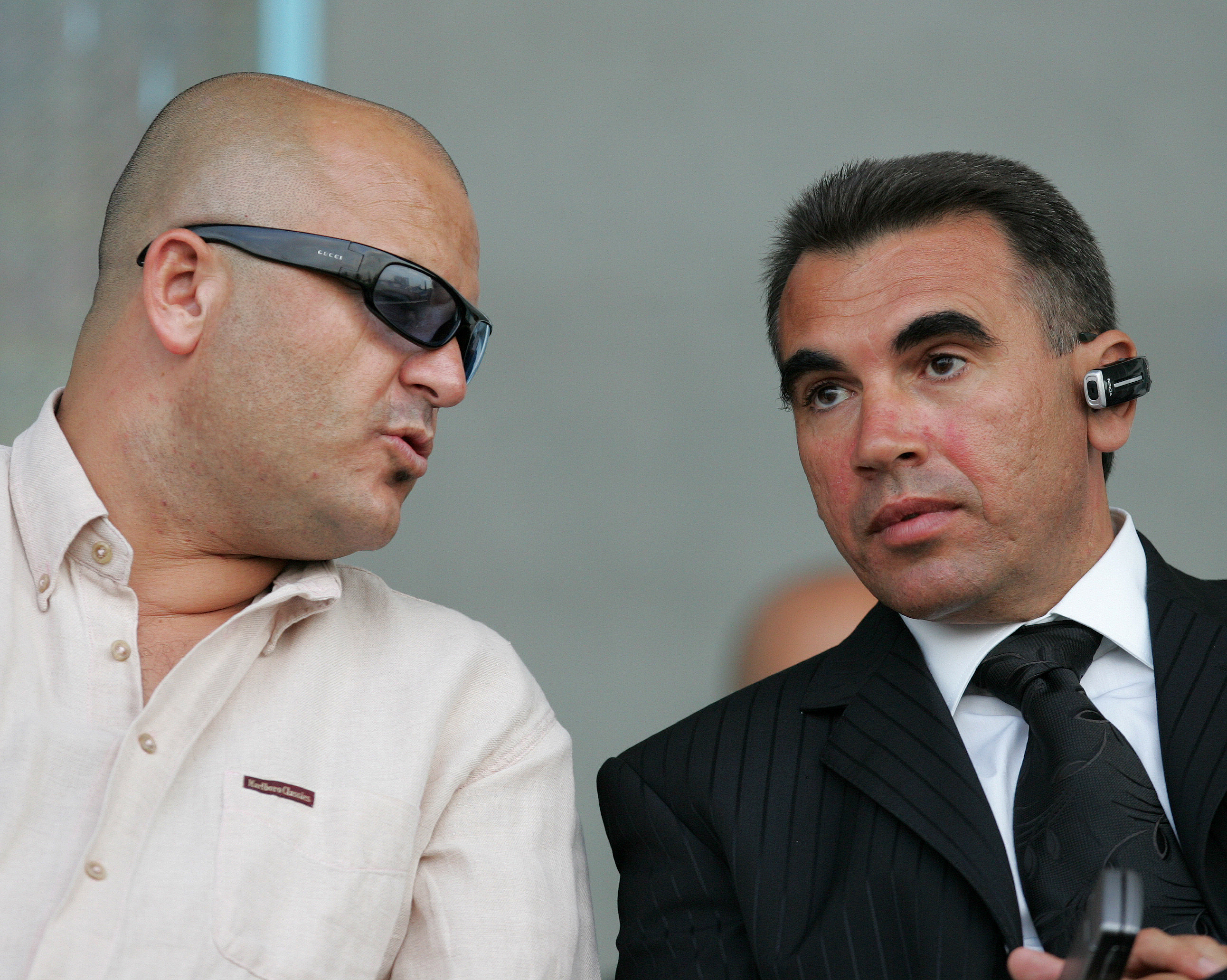 Alaturi de Adrian Mititelu, in tribune, in timpul unui meci de fotbal