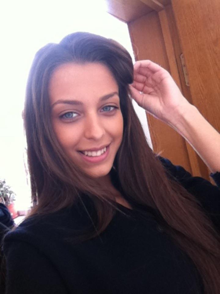 Cristina si-a dorit enorm ca tatal ei o sa o recunoasca si in acte