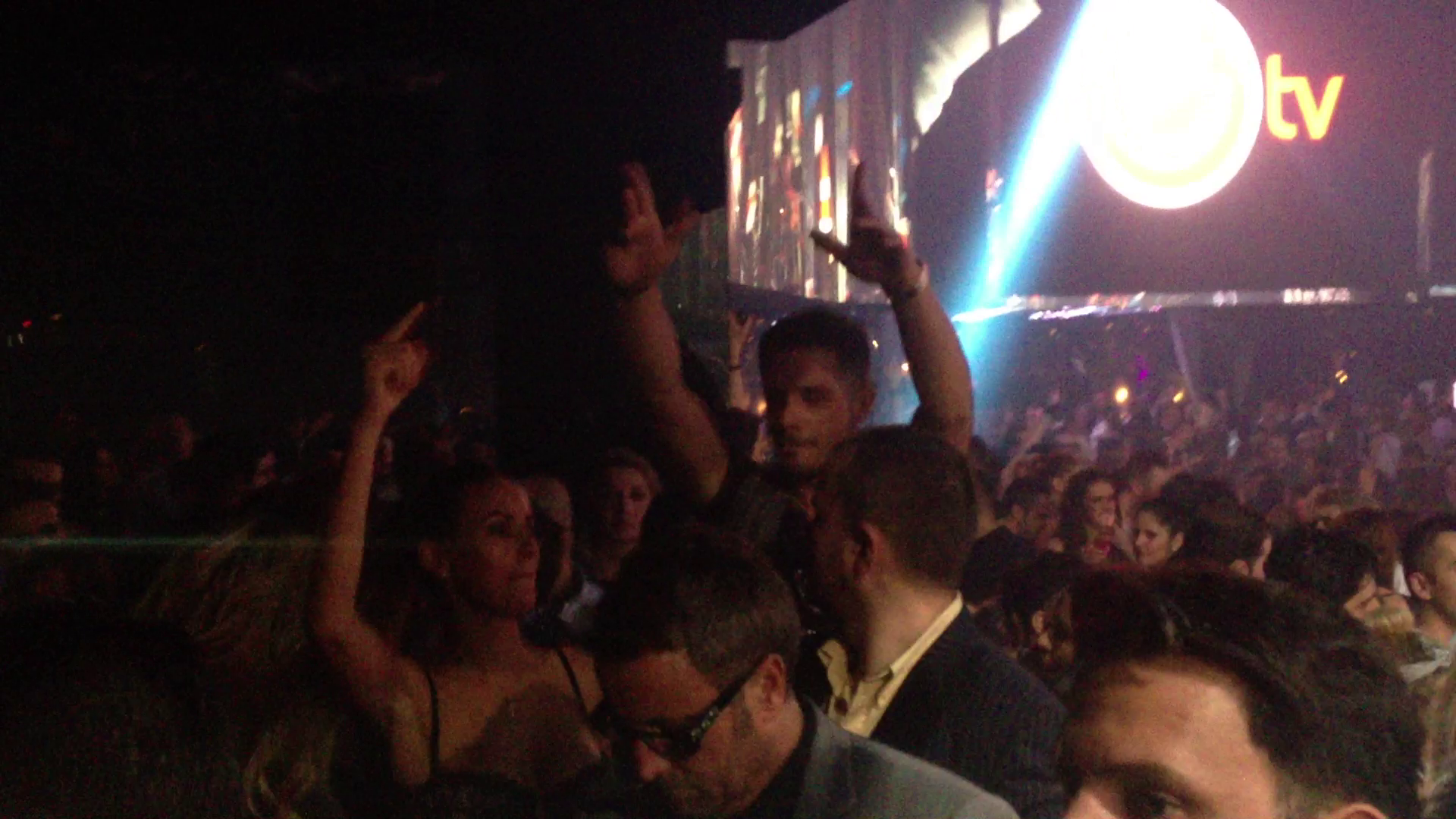 Vincenzo a dansat toata noaptea cocotat pe canapelele din zona VIP