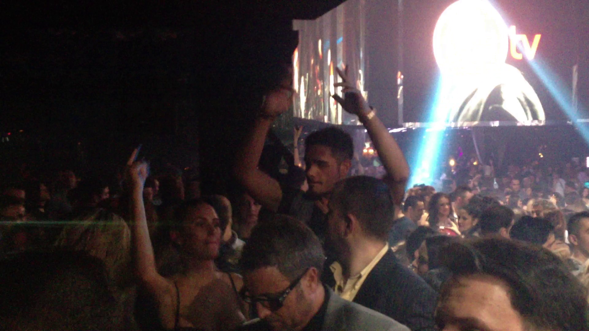 Sotul Antoniei nu s-a aratat deranjat de compania femeilor frumoase stranse in preajma lui