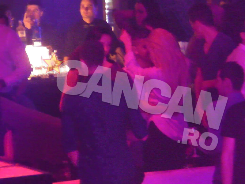 Manache in tandreturi cu o blonda